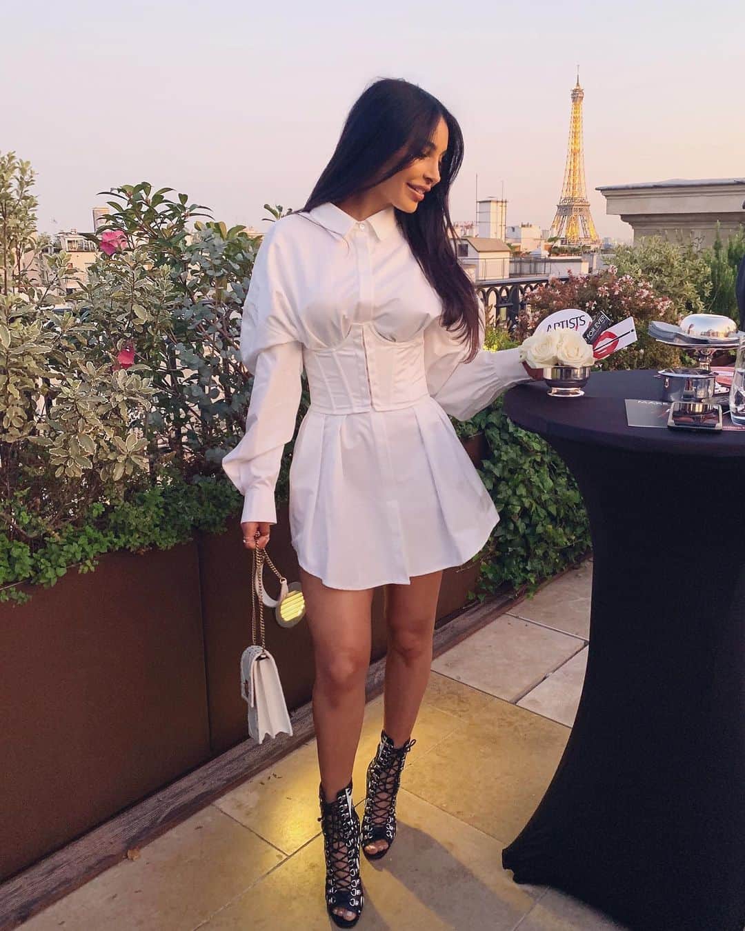 sananasのインスタグラム：「Madame Tour Eiffel ✨Bon j’ai pleins de choses à vous raconter vous êtes ready ? Alors pour commencer j’ai posté une vidéo dans laquelle @monblogdefille me maquille comme elle🙈Ah ah ! Je vous conseille d’aller la regarder elle est tellement fun ! Deuxièmement, il y a un MEEEEEET UPPPP la semaine prochaine à Rouen yay 😆Je suis trop excitée ! Vous avez toutes les infos sur Instastory et Snapchat 😊Puis pour terminer, je suis entrain de vivre une expérience de dingue avec @makeupforeverofficial ! Checkez mes stories c’est hyper intéressant si vous êtes beauty addict 😍 Voilà ... ça fait beaucoup de belles choses en une journée que je voulais partager avec vous !  Racontez-moi votre journée ! Love U💚」