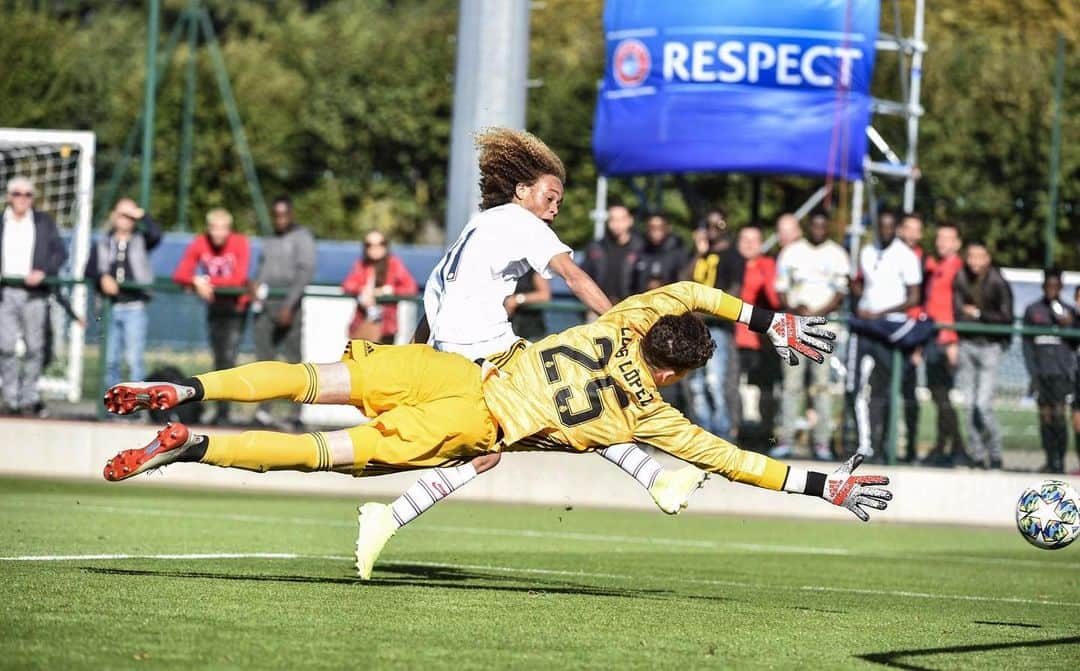 シャビ・シモンズさんのインスタグラム写真 - (シャビ・シモンズInstagram)「UEFA Youth League! ⚽️🦁 : : : : : : : #icicestparis #keeppushing #footballdreams #everydayisdayone #fútbol #sport #team #football #soccer #love #player #lovethisgame #attitude #passion #happy #psg #paris #motivation #gogoles #futbol #nike #xavi #xs #xavisimons」9月19日 3時01分 - xavisimons