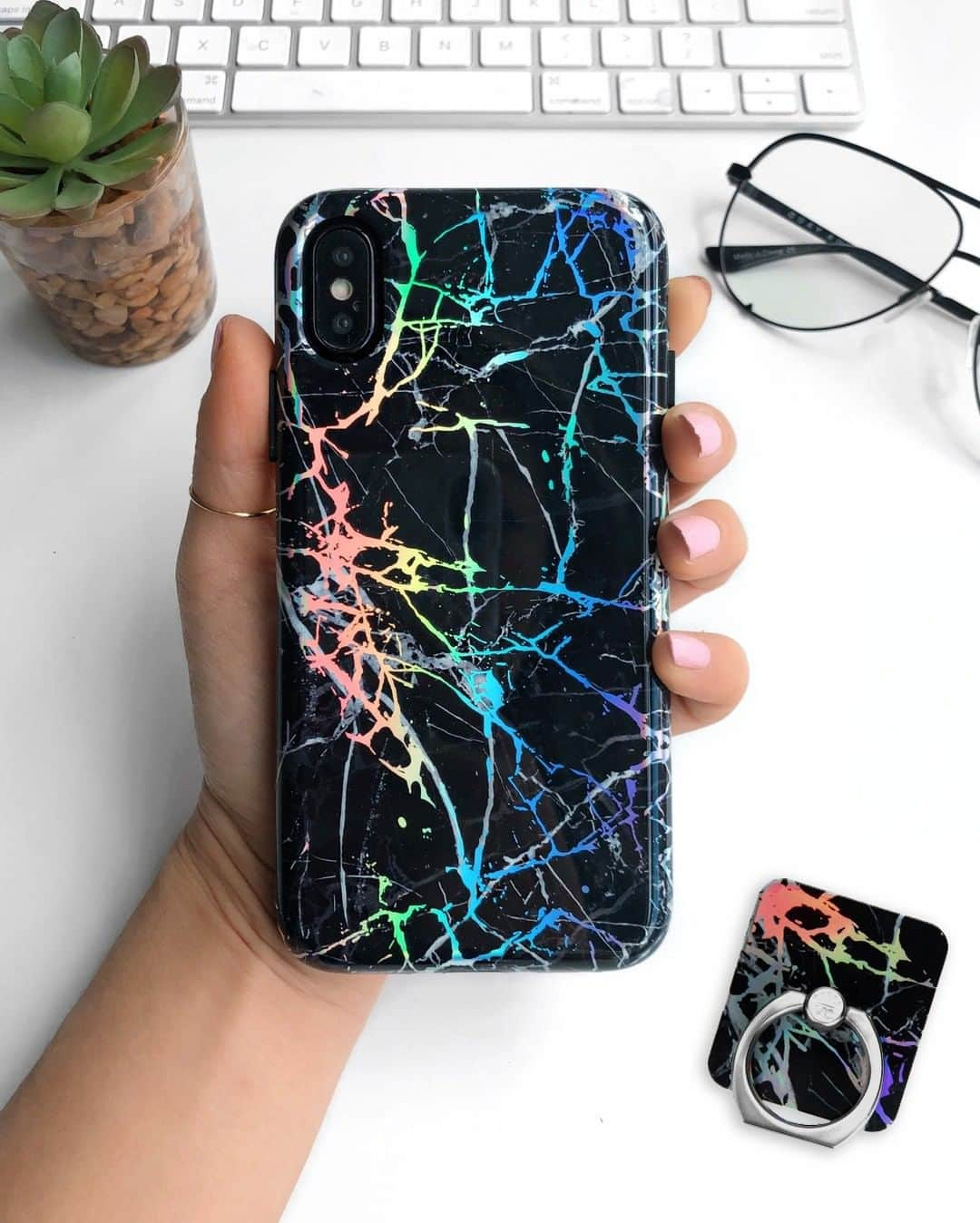 VELVETCAVIARさんのインスタグラム写真 - (VELVETCAVIARInstagram)「One of those days when you can't decide on a color... 🤔🌈⠀⠀⠀⠀⠀⠀⠀⠀⠀ Our Holo Black Marble Case has reflective, holographic cracks that catch in the light. ✨ Comes in a glossy finish with a matching black bumper. Get yours @velvetcaviar. #velvetcaviar #marble」9月19日 3時02分 - velvetcaviar