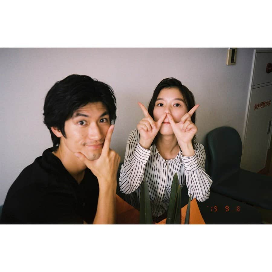 芳根京子さんのインスタグラム写真 - (芳根京子Instagram)「TWOWEEKSでの フィルムは最後の写真かな？  TWOWEEKS ご視聴いただき ありがとうございました(^^) ワタシゴトですが、 今年は 「今日も嫌がらせ弁当」で涼子さんと 「TWOWEEKS」で春馬さんと ご一緒させていただきました。  私は「ラスト♡シンデレラ」で デビューさせていただきました。 お二人とご一緒の作品で 娘役、ヒロインを やらせていただける事は 初心に戻りながらも すごく自信に繋がりました。 感謝の気持ちでいっぱいです。  また先輩方とご一緒出来るよう、 次お会いする時はもっと成長した姿をお見せできるよう、 前に前に進んでいきたいと思います。  映画、舞台、ドラマと、 様々な場所でパワーを頂いている今年ですが、まだまだ駆け抜けます！  今年も残り3ヶ月ちょっとですね。  改めてどうぞ、 よろしくお願いします(^^) #film  #TWOWEEKS  #鼻からW」9月18日 18時05分 - yoshinekyoko