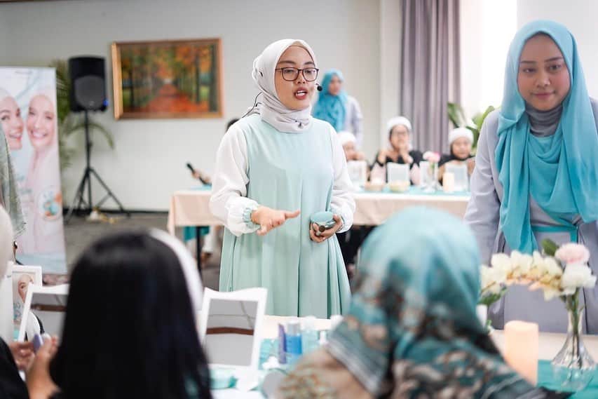 のインスタグラム：「Wardah Beauty Hour dan Beautynesia hari ini berkunjung ke Bandung!  Kali ini di kantor Bank Indonesia Bandung.  Beauty tutorial yang diajarkan oleh kak @tikakusnaedi menggunakan Wardah Exclusive Series terbaru.  Wardah Exclusive Series ini sangat mudah diaplikasikan untuk pemula dan dipakai sehari-hari pada saat kerja ataupun bertemu klien.  Tunggu kedatangan @wardahbeauty dan Beautynesia dalam roadshow Wardah Beauty Hour di kantor kalian yaaa!  @wardahbeauty  @humasbi_jabar」