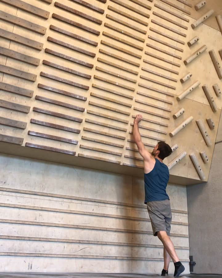 ヤン・ホイヤーのインスタグラム：「Feels so good to be able to campus again 😎 @mammut_swiss1862  @madrockclimbing」