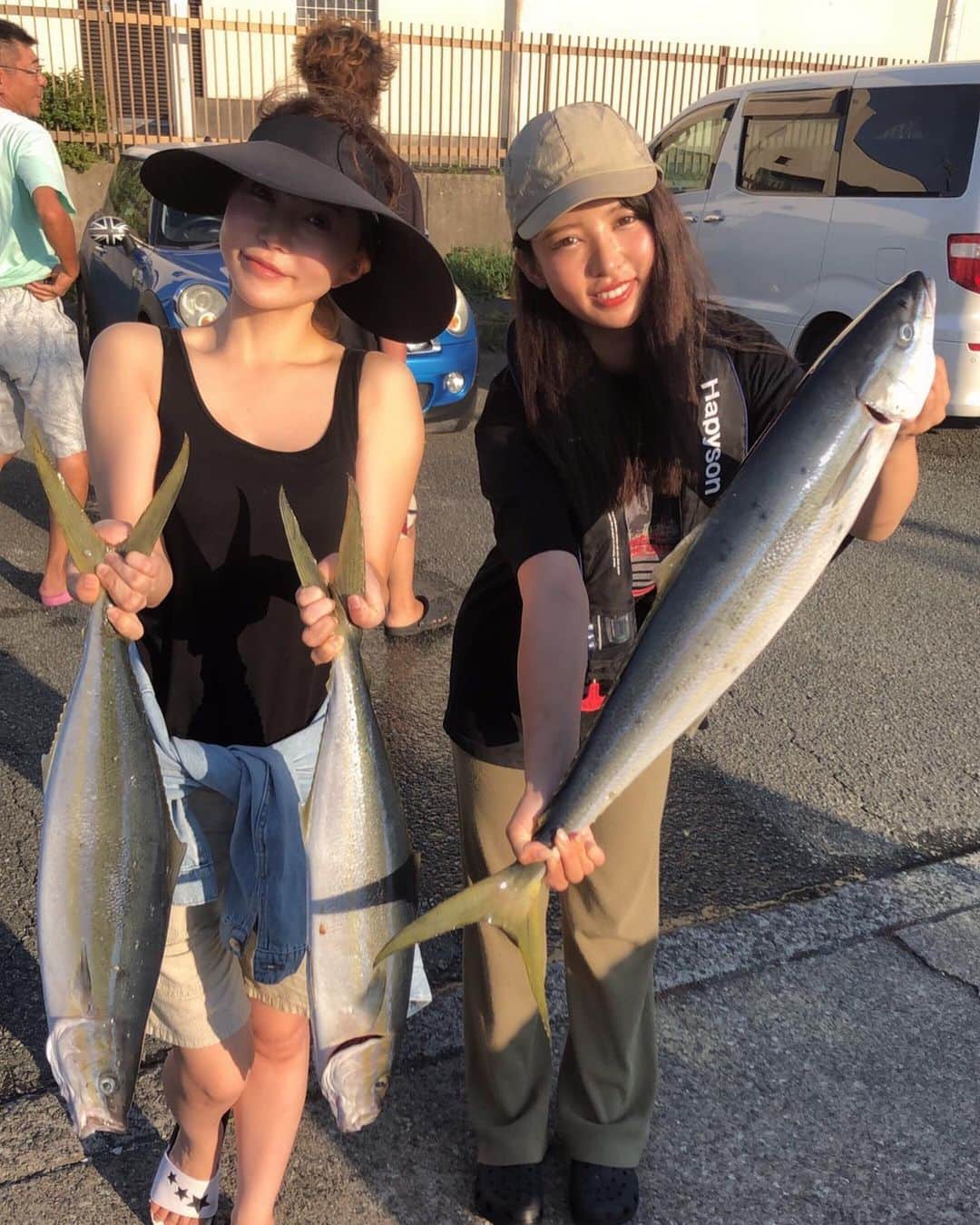 里美ゆりあのインスタグラム：「#遠征 #銭洲 #泳がせ #釣り行ってきたよ𓆡𓆜𓇼𓈒𓆉 𓆛 𓆞𓆡 𓇼𓈒𓆉 #龍正丸 に乗って波も荒くて終始気持ち悪すぎて吐いても苦しく息出来なくて死ぬかと思ってもう釣りは懲り懲りと思ってテンション落ちまくって辛すぎたけど #つむぶり が釣れた╮ (. ❛ ᴗ ❛.) ╭ 初めて知るお魚さん♡♡ 脂のってて#delicious でした❤ 釣れるとどんなに苦しくてもまた#challenge しちゃうヽ(ﾟ∀｡)ﾉぅぇ 仕掛けも沢山取れちゃったけど自分で作ったよん(*ᴗˬᴗ) #釣りガール #釣り女子 #釣り好きな人と繋がりたい #剛樹 #竿」