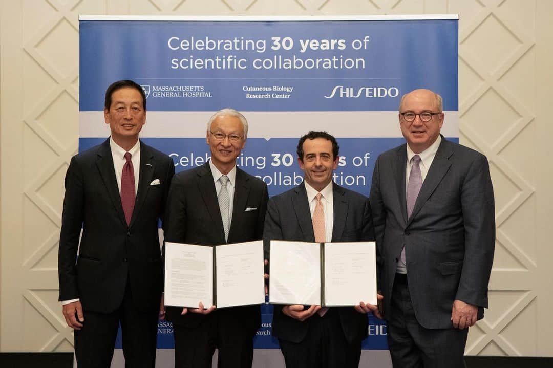 のインスタグラム：「Celebrating the 30-year milestone and further 6-year research alliance with the dermatological lab Cutaneous Biology Research Center in Boston! Our President & CEO Masahiko Uotani has committed to keep creating cutting-edge values for a better world through joint research with this lab established by #HarvardMedicalSchool Dermatology Research Labs and #MassachusettsGeneralHospital.  #dermatology #jointresearch @harvardmed @massgeneral #CBRC #CutaneousBiologyResearchCenter #innovation #researchanddevelopment #jointresearchcenter #laboratory #Shiseido #研究開発 #皮膚科学 #研究所 #資生堂 #资生堂  Learn more: https://www.shiseidogroup.com/news/detail.html?n=00000000002755」