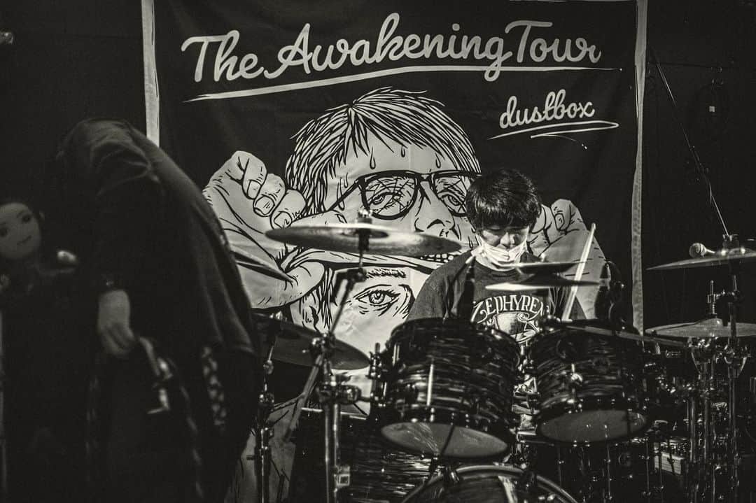 HIROSHIのインスタグラム：「dustbox 「The Awakening TOUR」 八戸FOR ME 凄い熱気最高に熱すぎた! dustboxレコ発おめでとう!  後の2か所も宜しく♪ 遊んでくれたみんなありがとうね。 photo by @kawado_photo  #dustbox #rottengraffty」