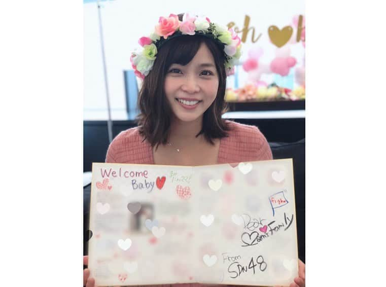 加藤雅美さんのインスタグラム写真 - (加藤雅美Instagram)「. 先日の大好きなSDN48メンバーが 開催してくれたベビーシャワーで、 メンバーみんなから素敵なベビーラックを プレゼントしてもらいました🥰🎁 . 自動で揺れて音楽も流れて機能的だし 赤ちゃんが大きくなったら ベビーチェアにもなって長く使えるというもので とってもありがたいです🙏🎀✨ . 大事に使いたいと思います⑅◡̈*💖 . メンバーみんなから出産頑張ってね！という 色紙ももらいました😢❤️ これも嬉しすぎて。。涙😭😭😭💖 . 当日来れなかったけど 悠(@ulustagram216 )、 芹(@serinaofficial )、 ちぢ(@reikonishikunihara )、 ふじこ(@yumi_fujikoso )、 あきちゃん(@aaaaaaaa_chan )、 あいみん(@aimi_oyama )からの メッセージも嬉しかった☺️❣️✨ プレゼントも本当にありがとう⑅◡̈*💖 . 誰の赤ちゃんの時の写真でしょうという ゲームしたんだけど意外と難問で みんなの写真が可愛くて面白かったな👶🍼❤️ . 美味しいご飯も用意してくれたり サプライズもあったりと 本当に楽しくて幸せな時間でした🥰 みんな本当に忙しい中、準備してくれたり 集まってくれてありがとう⑅◡̈*💕 . 出産は楽しみ半分、不安も半分ですが みんなからたくさん愛をもらえたので 元気な赤ちゃんを見てもらえるよう 出産頑張りたいと思います✊❣️✨ . SDN48のメンバーみんなが大好きです😘💖 . #SDN48 #ベビーシャワー #ベビーラック #ベビーチェア #ホームパーティ #ありがとう #感謝 #❤️ #おむつケーキ #アンドバルーン #バルーン #ファミリー #babyshower #love #happy #smile #balloon #andballoon #homeparty #enjoy #cute #family  #pink #flower #japanesegirl #japanese #japan #me #followme #加藤雅美」9月18日 18時20分 - mamikato97