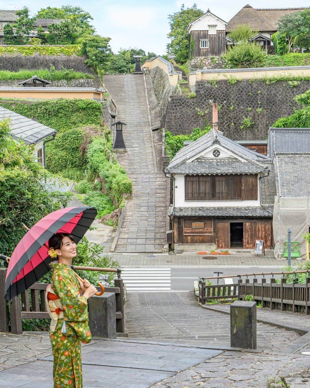詩歩さんのインスタグラム写真 - (詩歩Instagram)「👘﻿ ﻿ きものが似合う歴史ある城下町の町並み✨﻿ Walking around historic castle town Kitsuki with Kimono.﻿ ﻿ 着物の全身が見たい！というコメントをいただいたので2枚目をUPします☺ ﻿ ﻿ ﻿ 向かい合った坂で形成された「サンドイッチ型城下町」が特徴的な杵築市ですが、﻿ 前回upした写真が一番有名な #酢屋の坂 で、今回の写真の坂がその向かいにある #志保屋の坂 。﻿ ﻿ ﻿ 「塩屋」という言葉がなまって「志保屋」になったそうだけど、わたしと同じ名前の坂だから、なんだか愛着が湧いてしまいました☺﻿ ﻿ ﻿ 杵築の城下町は、大分空港からも、別府や湯布院からも30分の好アクセス！﻿ ぜひはんなり着物旅にお越しください🌱	﻿ （👘 @warakuan_kitsuki ）﻿ ﻿ ﻿ ﻿ ✈️お仕事で大分県を巡りました！写真はこのTagでアップしていきます﻿ #shiho_oita﻿ ﻿ ﻿ 📍志保屋の坂 （塩屋の坂）／大分県　杵築市﻿ 📍Kitsuki-city／Oita Japan﻿ ﻿ ﻿ ﻿ ©詩歩／Shiho」9月18日 18時23分 - shiho_zekkei