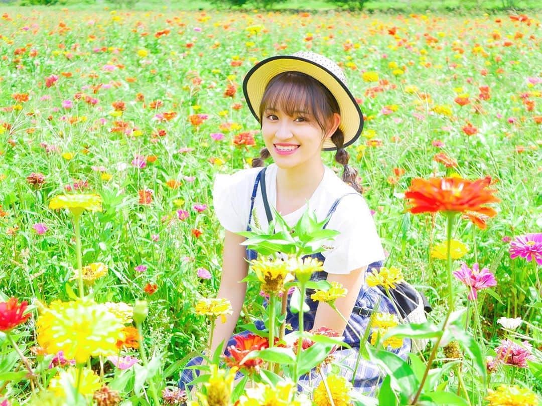 下口ひななのインスタグラム：「おはなばたけ☀️﻿ ﻿ ﻿ ﻿ ﻿ 見渡す限りお花がいっぱいで可愛かった✨﻿ どうしても行きたかったからめっちゃお願いして行けた所🥰 ﻿ ﻿ #お花畑 #花の都公園 #カンカン帽」