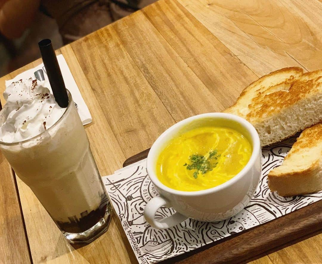 柴小聖さんのインスタグラム写真 - (柴小聖Instagram)「#daily soup☕︎ この前はパンプキンだったのですが クリーミーと思いきや Gingerの味が！！！ とっても美味しかった…😳✨ 厚切りのパンもついてて 美味しすぎ…💓 P195(400円)) #cebu #cebuphilippines #filipinofood #cafe #cafeno #cafes #cafeteller #japanesegirl #favorite #dinner #lunch #instagood #instalove #instagram #instalike #ootd #セブ島 #語学留学」9月18日 18時39分 - konona.official