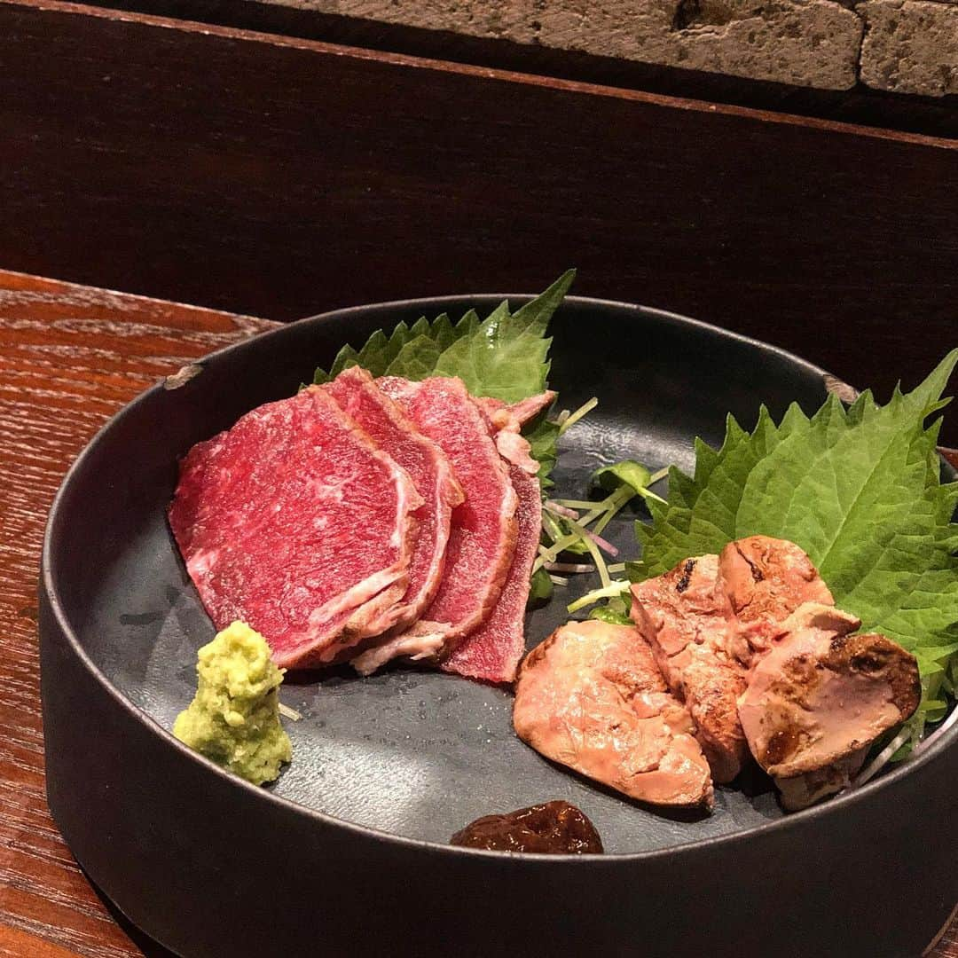 菊池かなこさんのインスタグラム写真 - (菊池かなこInstagram)「・ お気に入りの焼肉屋さん出来ました🐮 ・ 新橋 焼肉おおば ✨ @yakiniku.oba 烏杜神社の向かいにあります⛩ ・ 頂いたのは 【おおばのおすすめ】 肉盛り九種🥩 なんと25種類の飲み放題付きのプラン🎶 日本酒ラバーなので日本酒と🍶 ・ ▪︎中山さんのキムチ(神戸) ▪︎おつまみ ▪︎旬の焼き野菜(ズッキーニ) ▪︎ふくながのおっぱい(浜松町) ▪︎佐藤さんの和牛肉盛り ▪︎炙り肉刺し ▪︎染谷さんの鳥肉盛り ▪︎香味針野菜(ゴールドラッシュ🌽) ▪︎井上さんのホル肉盛り ▪︎和牛旨タレ肉ご飯 ▪︎肉のエスプレッソ ・ これで3000円(飲み放題+2000円) 安すぎると思う😂 ・ メニューが一品一品面白いものばかりで、 終始わくわくでした😻 ・ たれも手作りにこだわっているらしい！ お肉ごとに合ったたれが出て来て楽しかった❤︎ 道産子なので、私的には ベルのジンギスカンのたれが出て来たのが嬉しすぎて！ ・ ふくながのおっぱいもいうメニューがお気に入り🐥 レアに焼いた鳥肉を海苔で巻いて食べるの、 パリパリしててすごく美味しい！ どうして今まで海苔で巻くの思いつかなかったのかな？？ と思うくらい美味😉 ・ お店の方も気さくで親切だし ぜひぜひおススメのお店💛 ・ ୨୧┈┈┈┈┈┈┈┈┈┈┈┈┈┈┈┈┈୨୧ #新橋焼肉おおば #新橋焼肉 #和牛 #焼肉 #ホルモン #新橋グルメ #焼鳥 #やきとん #pr #コラボベース #かなーなグルメ#東カレ倶楽部 #東京グルメ#グルメ好きと繋がりたい #食べログ #東京グルメ #東京食べ歩き #グルメ女子#グルメ好きな人と繋がりたい #グルメ部#食レポ#食べログ#グルメインスタグラマー」9月18日 18時32分 - canana_kanako