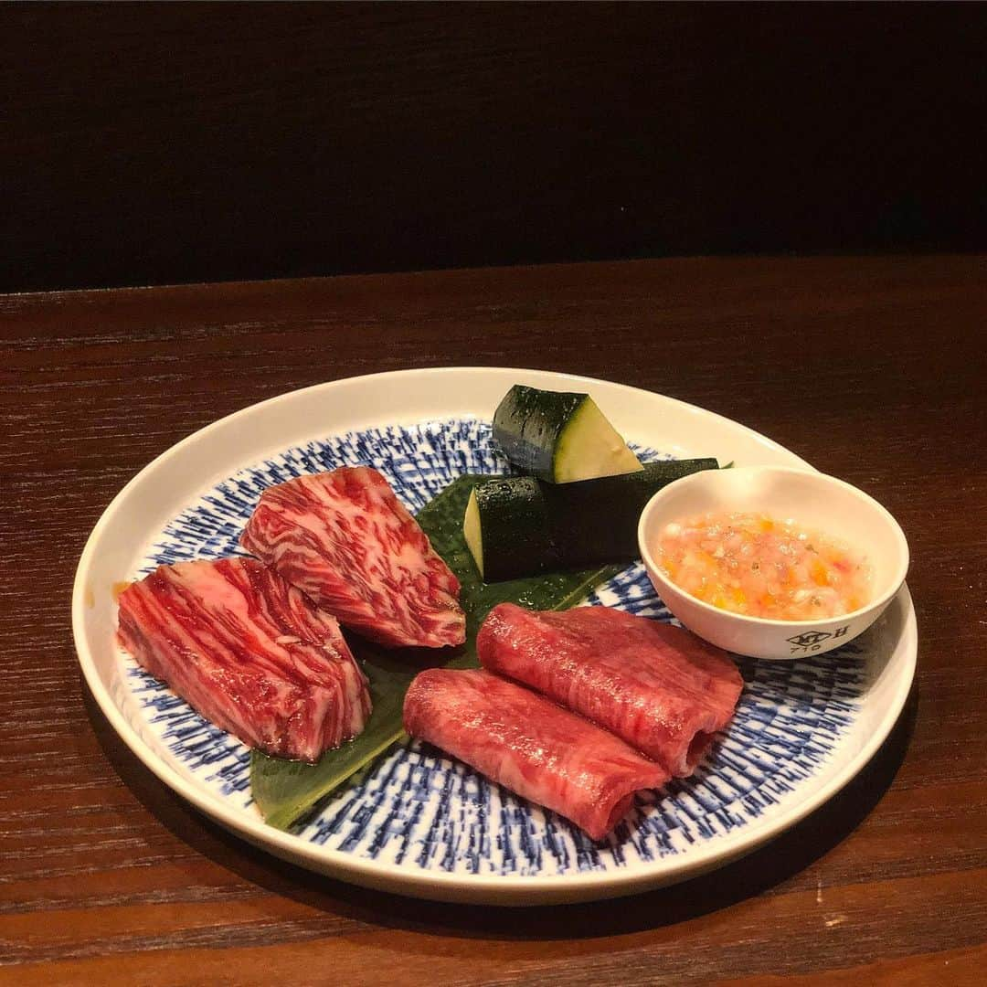 菊池かなこさんのインスタグラム写真 - (菊池かなこInstagram)「・ お気に入りの焼肉屋さん出来ました🐮 ・ 新橋 焼肉おおば ✨ @yakiniku.oba 烏杜神社の向かいにあります⛩ ・ 頂いたのは 【おおばのおすすめ】 肉盛り九種🥩 なんと25種類の飲み放題付きのプラン🎶 日本酒ラバーなので日本酒と🍶 ・ ▪︎中山さんのキムチ(神戸) ▪︎おつまみ ▪︎旬の焼き野菜(ズッキーニ) ▪︎ふくながのおっぱい(浜松町) ▪︎佐藤さんの和牛肉盛り ▪︎炙り肉刺し ▪︎染谷さんの鳥肉盛り ▪︎香味針野菜(ゴールドラッシュ🌽) ▪︎井上さんのホル肉盛り ▪︎和牛旨タレ肉ご飯 ▪︎肉のエスプレッソ ・ これで3000円(飲み放題+2000円) 安すぎると思う😂 ・ メニューが一品一品面白いものばかりで、 終始わくわくでした😻 ・ たれも手作りにこだわっているらしい！ お肉ごとに合ったたれが出て来て楽しかった❤︎ 道産子なので、私的には ベルのジンギスカンのたれが出て来たのが嬉しすぎて！ ・ ふくながのおっぱいもいうメニューがお気に入り🐥 レアに焼いた鳥肉を海苔で巻いて食べるの、 パリパリしててすごく美味しい！ どうして今まで海苔で巻くの思いつかなかったのかな？？ と思うくらい美味😉 ・ お店の方も気さくで親切だし ぜひぜひおススメのお店💛 ・ ୨୧┈┈┈┈┈┈┈┈┈┈┈┈┈┈┈┈┈୨୧ #新橋焼肉おおば #新橋焼肉 #和牛 #焼肉 #ホルモン #新橋グルメ #焼鳥 #やきとん #pr #コラボベース #かなーなグルメ#東カレ倶楽部 #東京グルメ#グルメ好きと繋がりたい #食べログ #東京グルメ #東京食べ歩き #グルメ女子#グルメ好きな人と繋がりたい #グルメ部#食レポ#食べログ#グルメインスタグラマー」9月18日 18時32分 - canana_kanako