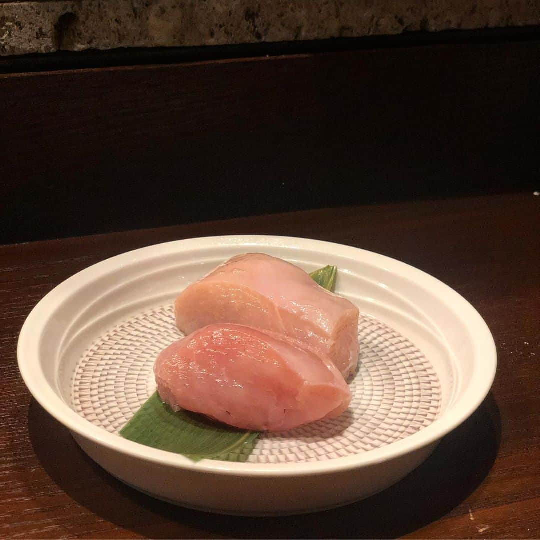 菊池かなこさんのインスタグラム写真 - (菊池かなこInstagram)「・ お気に入りの焼肉屋さん出来ました🐮 ・ 新橋 焼肉おおば ✨ @yakiniku.oba 烏杜神社の向かいにあります⛩ ・ 頂いたのは 【おおばのおすすめ】 肉盛り九種🥩 なんと25種類の飲み放題付きのプラン🎶 日本酒ラバーなので日本酒と🍶 ・ ▪︎中山さんのキムチ(神戸) ▪︎おつまみ ▪︎旬の焼き野菜(ズッキーニ) ▪︎ふくながのおっぱい(浜松町) ▪︎佐藤さんの和牛肉盛り ▪︎炙り肉刺し ▪︎染谷さんの鳥肉盛り ▪︎香味針野菜(ゴールドラッシュ🌽) ▪︎井上さんのホル肉盛り ▪︎和牛旨タレ肉ご飯 ▪︎肉のエスプレッソ ・ これで3000円(飲み放題+2000円) 安すぎると思う😂 ・ メニューが一品一品面白いものばかりで、 終始わくわくでした😻 ・ たれも手作りにこだわっているらしい！ お肉ごとに合ったたれが出て来て楽しかった❤︎ 道産子なので、私的には ベルのジンギスカンのたれが出て来たのが嬉しすぎて！ ・ ふくながのおっぱいもいうメニューがお気に入り🐥 レアに焼いた鳥肉を海苔で巻いて食べるの、 パリパリしててすごく美味しい！ どうして今まで海苔で巻くの思いつかなかったのかな？？ と思うくらい美味😉 ・ お店の方も気さくで親切だし ぜひぜひおススメのお店💛 ・ ୨୧┈┈┈┈┈┈┈┈┈┈┈┈┈┈┈┈┈୨୧ #新橋焼肉おおば #新橋焼肉 #和牛 #焼肉 #ホルモン #新橋グルメ #焼鳥 #やきとん #pr #コラボベース #かなーなグルメ#東カレ倶楽部 #東京グルメ#グルメ好きと繋がりたい #食べログ #東京グルメ #東京食べ歩き #グルメ女子#グルメ好きな人と繋がりたい #グルメ部#食レポ#食べログ#グルメインスタグラマー」9月18日 18時32分 - canana_kanako