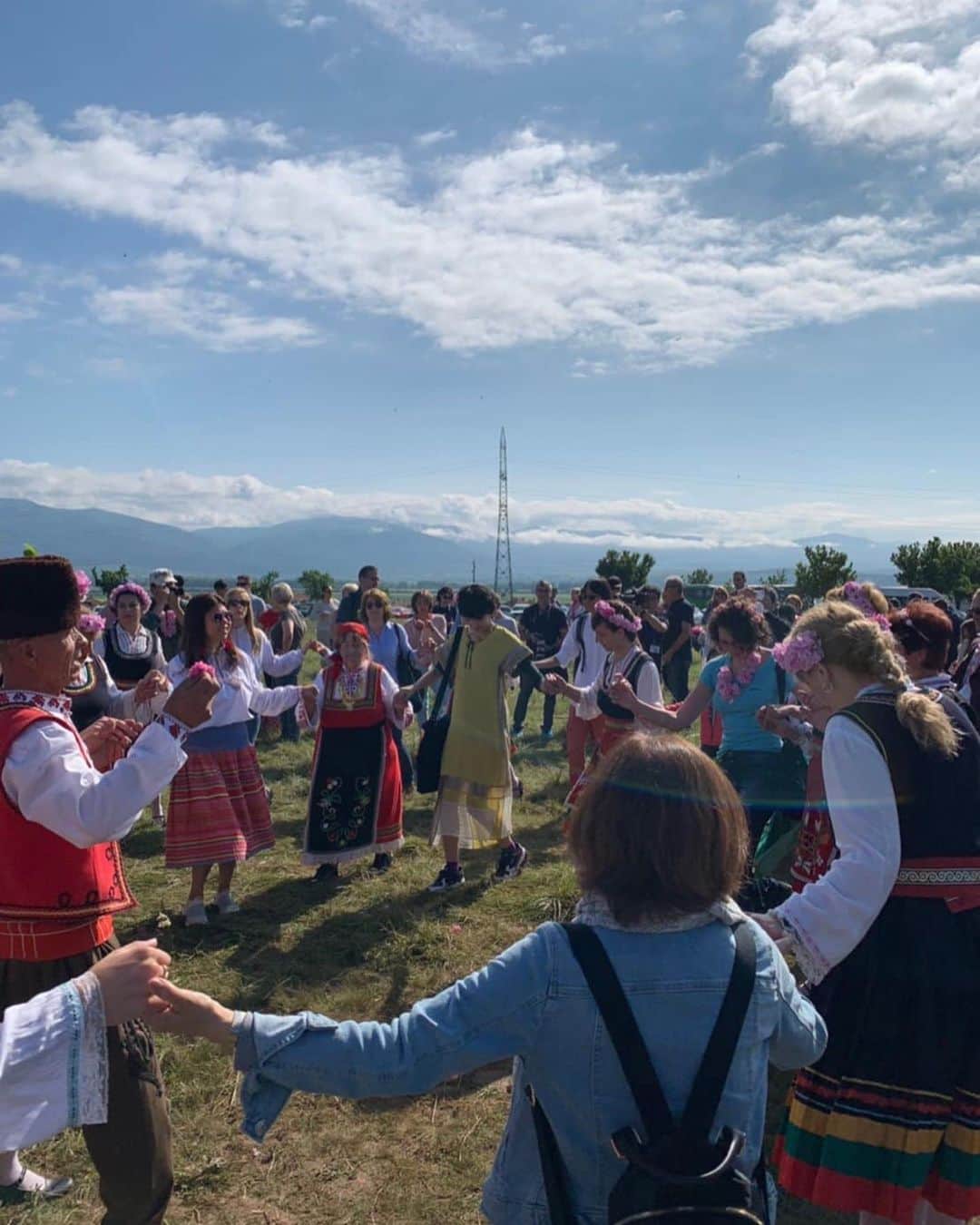 朝日放送「朝だ！生です旅サラダ」さんのインスタグラム写真 - (朝日放送「朝だ！生です旅サラダ」Instagram)「@e_n_n_a_ ブルガリアの #バラ収穫祭 ！年に1度のダマスクローズの収穫を祝う行事に参加してきました🌹🙌🏻 #ダマスクローズ の大きな畑を目の前に行われます✨ たくさんのバラたちと民族衣装を纏ったブルガリアの可愛い女性たち‥！華やかってこういうことを言うんだな‥というくらい、美しく微笑ましい光景😻 畑は終始ダマスクローズの良い香りと、収穫の喜びに包まれ、とっても幸せな気持ちになりました☺️❤︎ _ #年に一度 #収穫祭 #バラ畑 #ピンクに染まる #民族衣装 #華やか #バラの香り  #花飾り #バラの谷 #ДОЛИНАТА НА РОЗИ #ТРЯВНА #ブルガリア #Bulgaria _ #ABCテレビ #朝日放送テレビ #朝だ生です旅サラダ #旅サラダ #旅サラダガールズ #山代エンナ #イラストレーター #海外 #旅 #travel #trip」9月18日 18時34分 - tabisalad