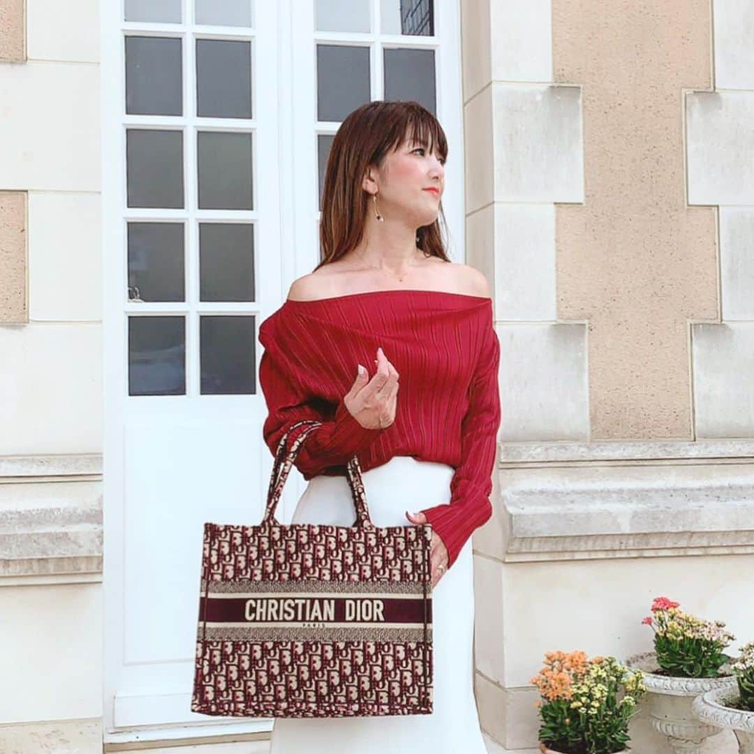 のインスタグラム：「🍷🍷🍷 ・ 水曜日(^ー^)お疲れ様でしたぁ〜♪ 朝晩はだいぶ涼しくなって来たから そろそろ衣替えしないとだよね 友達と話してるんだけど フリマがやりたい🗿💬 ・ ・ #coordinate @arte_soie ・ ★アルテソワベーシックスタイル  プリーツプルオーバー★ @arte_soie さんのお洋服に出会ってから  プリーツの虜に❤ 伸縮性抜群だからオフショルにして 着てみたよ〜🎶🎶 ・ こちらのお洋服は QVC(TVショッピング)で放映予定です📺 9月26日(木曜日)  14:00〜15:00 番組名 お昼はチェックＱ！！ワクワク14 9月26日(木曜日) 21:00〜22:00 番組名QVC fashion press ・ ・ 公式オンラインショップよりも お得にお買い物できる QVC限定価格で登場！！ @artesoie_reika  デザイナーの池田レイカ先生が ゲスト出演します。 ・ 公式サイトで使える お得な10%OFFクーポン🉐はコチラ↓↓↓ (クーポンコード artesoielady )  是非お使い下さい〜🎶🎶 ・ ・ ・ ・  #artesoie #artesoielady #artesoie_reika #coordinate#fashion#コーデ#ファッション#今日のコーデ#今日の服#シンプルコーデ#きれいめコーデ #着回しコーデ#40代ファッション #40代コーデ #アラフォー#アラフィフ#大人可愛い #大人女子#プリーツ#オフショル#qvc#通販#エレガント#おしゃれさんと繋がりたい #お洒落さんと繋がりたい #インフルエンサー ✩ ⋆ ✩ ⋆ ✩ ⋆ ✩ ⋆ ✩﻿ ⋆ ✩ ⋆ ✩﻿ 見てくださった(*´︶`*)♡Thanks!」