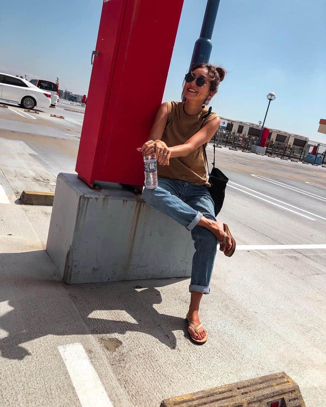 のインスタグラム：「🥤 . .  まだまだ暑い日が続きますねー🥵 私の健康対策、 とゆうか、、 夏は水を沢山飲みました🌼 . . 最近ハマってるのは 新陳代謝が上がって有害物質を排出してくれるデトックス水の "のむシリカ"ちゃん。 . . 肌の調子も良くなる！！ ってきいて飲んでみてます。 お風呂あがりにキンキンッッッに 冷やしてゴクゴク飲むのが 最高ーーーなのです🌼 . . @nomusilica_official . . #中硬水 #ガブ飲み #シリカ #シリカ水 #のむシリカ #霧島天然水 #天然水 #健康対策 #美容 #デトックス #熱中症対策 まだ必要だな〜」