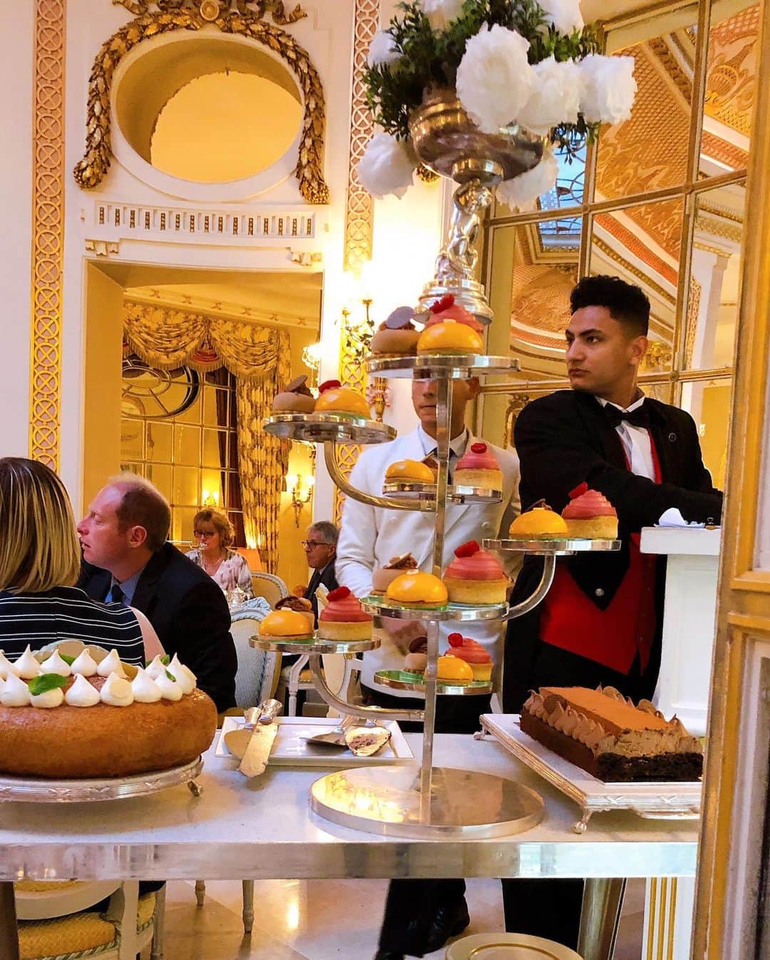 武村八重子さんのインスタグラム写真 - (武村八重子Instagram)「London旅行記❻ . . 最終日前日はイギリス🇬🇧と言えば‼️のアフタヌーンティーを伝統のあるHotel のThe Ritz Londonに行きました🥰 . . 物凄いボリュームで、この後、スコーンとケーキがまだ出てきて‼️お腹パンパンになりました🧁 素敵ピアノ演奏と普段の生活とは無縁の優雅な世界に一瞬浸れて幸せでした〜🐒 . #london #hotel #theritzlondon #theritz #afternoontea #travel #travelgram #備忘録」9月18日 18時56分 - piano_yae