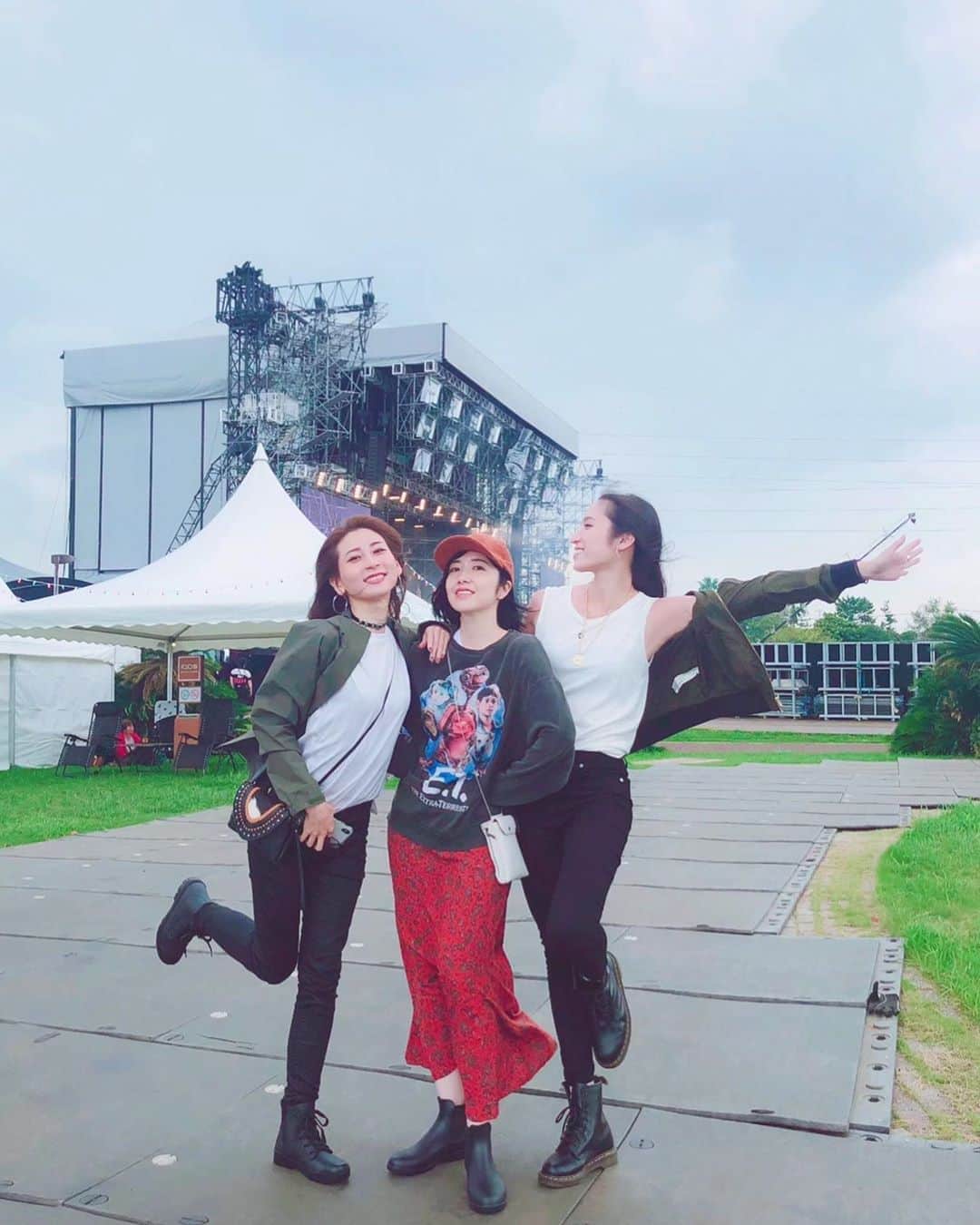 のインスタグラム：「愛しのズッコケ3人組。 . . . #氣志團万博 #氣志團万博2019  #氣志團万博最高かよ #ババいろクローバーZの動画 #実はtake5くらい撮った #後ろのホーン音がパリピ感後押ししてくれる #気がついてくれたかな #めぐが持ってるの #いいちこ」