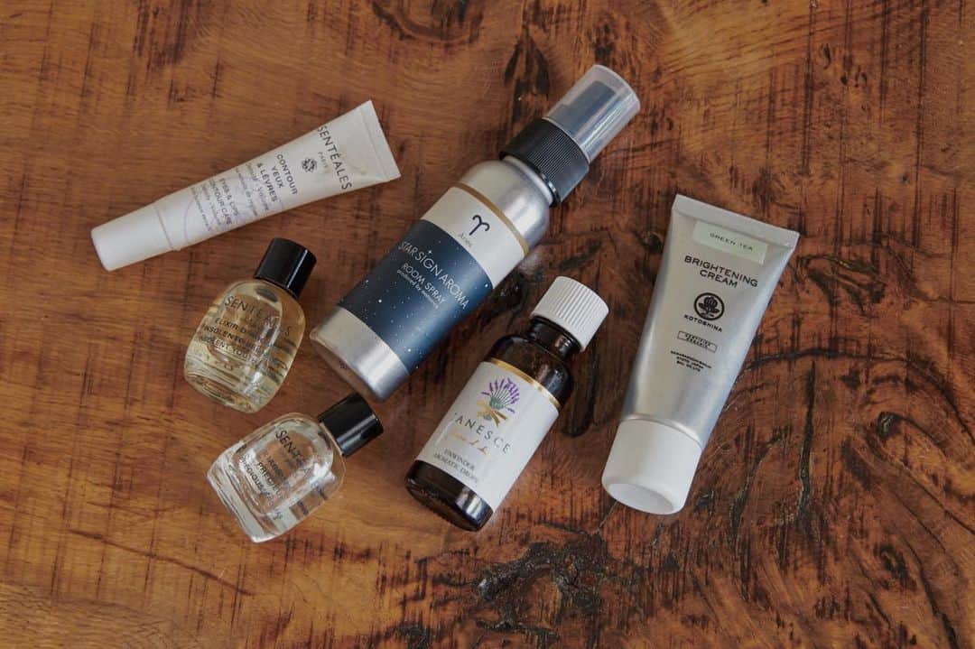 MAISON DE REEFURのインスタグラム：「. 香りでも癒されるおすすめのアイテムをご紹介。 . ◾️SENTEAL 「香りで元気に」を意味し、ハッピーエイジングを提唱するパリ発のフィトアロマテラピーブランド 植物由来成分や花はど多種にわたりブレンドしたオイル 。 . 4種類あり、お肌の調子やお悩みに合わせてお選びいただけます。 それぞれ香りも異なり、スーッと伸びが良いオイルです◎ . ◉コントゥール デジュー&レヴール 繊細な目元、口元をケアするクリームです。 優しくマッサージしながら使うことでハリが出て、ふっくらした仕上がりになります。 ※展開店舗：代官山本店 . ◾️KOTOSHINA ◉ブライトニングクリーム 京都宇治産の緑茶成分とフランスの温泉水が配合された保湿クリームです。 緑茶のさわやかな香りが◎ トーンアップ効果もあり、お肌が明るくなる印象です。 ※展開店舗：代官山本店・OFFICIAL WEB SHOP . ◾️JANECE ◉アロマチックドロップ ボウルなどに張ったぬるま湯に2～3滴入れ、顔をすすぐだけの洗顔で お肌が柔らかくなります！ 肌のごわつきや乾燥が気になる方には特におすすめです◎ 香りや効能で3種類からお好みのものをお選びください。 ※展開店舗：代官山本店・OFFICIAL WEB SHOP . ◾️matsurica ◉スター サイン アロマ ルーム スプレー 12星座の特徴を表したアロマスプレーです。 自分の星座やピンときた香りなどお好みの香りを選んでいただけます！ 全て天然由来成分なのでルームスプレーとしてだけではなく、 リフレッシュしたいときや香水代わりとしてもお使い頂けます。 ※展開店舗：代官山本店・OFFICIAL WEB SHOP . . #maisondereefur #cosme #beauty #roomspray #facecare #メゾンドリーファー #コスメ #美容 #ビューティー #ルームスプレー #オイル美容」