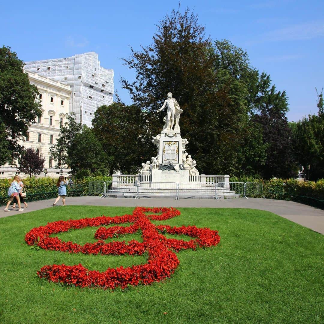 みかんさんのインスタグラム写真 - (みかんInstagram)「. 王宮庭園のモーツァルト像。 手前のト音記号がいいですね✨ . . #モーツァルト像  #ウィーン #mikanmamatabi」9月18日 18時54分 - aja.ri