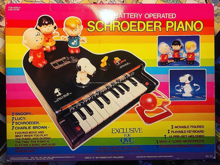 大川知英のインスタグラム：「90's Exclusive For QVC Schroeder Piano 🇺🇸🎼 これはね動くからねうぴー❗️😻 #peanuts#exclusive#qvc  #schroeder #piano#90s#踊る #マイクで喋れる#最高#夜中寝る前にこれで遊ぶおじさん #amecajiboys #takatsubase  #アメトイ部キャプテン」