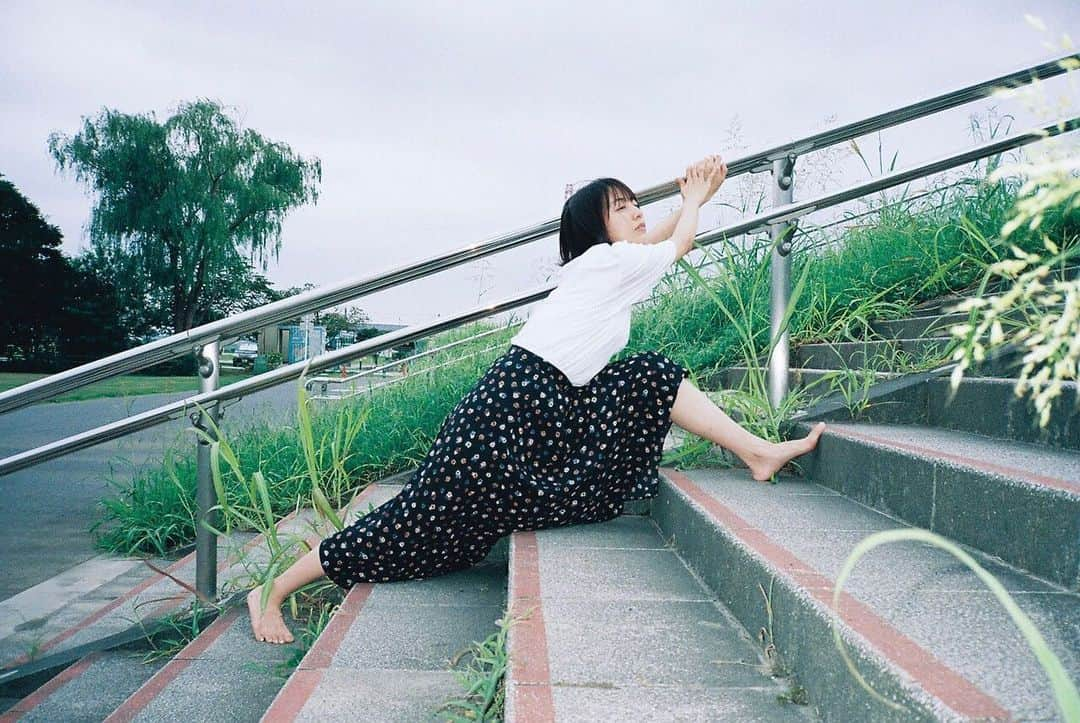 小島梨里杏さんのインスタグラム写真 - (小島梨里杏Instagram)「日頃、 縮みがちな 固まりがちな 身体をのびーんとする  心と身体は繋がっているから ほぐしの時間はほんとに大事と 痛感する日々  明日は #天才てれびくんYOU 生放送ですが その前には #舞台 #ザフォーリナー の稽古！  ちょっとでも稽古に参加していたい。 ちょっとでもキャサリンを染み染みさせていたい。  #film #filmcamera  #filmphotography」9月18日 18時58分 - r_riria