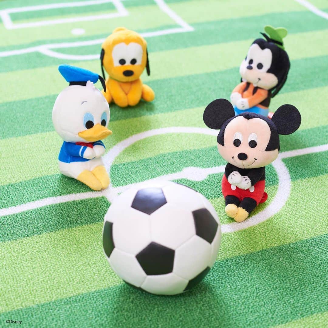 のインスタグラム：「#20190918 * そろそろ運動の秋！ かっこよくゴール、決められるかな？ * #ちょっこりさん #ディズニー#ディズニーグッズ #ぬい撮り#ぬいぐるみ #chokkorisan#disney #takaratomyarts #ぬいぐるみと撮り隊 #disney写真部 #ディズニーグッズ #ちょっこりさん好きな人とつながりたい」