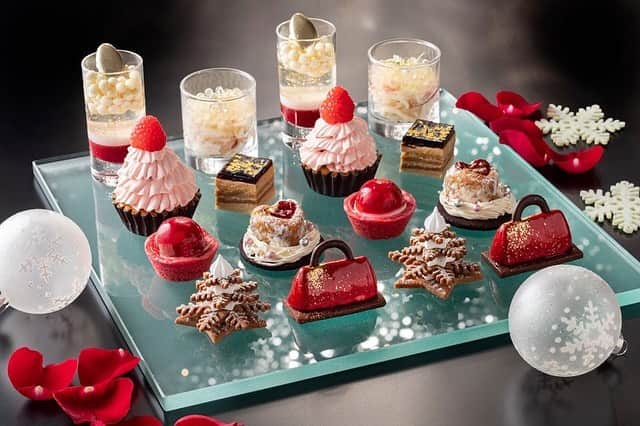 Conrad Tokyoのインスタグラム：「ホリデーシーズンの街の煌めき、高揚感や華やかさを表現した「ウィンターホリデー・グラマー・アフタヌーンティー」。冬の凛とした空気の中、街を彩るイルミネーションやクリスマスオーナメント、美しく着飾ってパーティーに向かう輝く女性たちにインスパイアされたスイーツ&セイボリーを優美な空間でお楽しみいただけます。 http://ow.ly/H0qj50weihs Winter Holiday Glamour Afternoon Tea starting this winter. #コンラッド東京 #ホテル #汐留 #東京 #日本 #バー #トゥエンティエイト #ラウンジ #コンラッドアフタヌーンティー #スイーツ #冬 #イルミネーション #ホリデー #ConradTokyo #StayInspired #Conrad #hotel #Tokyo #Japan #twentyeight #lounge #bar #winter #sweets #afternoontea #illumination」