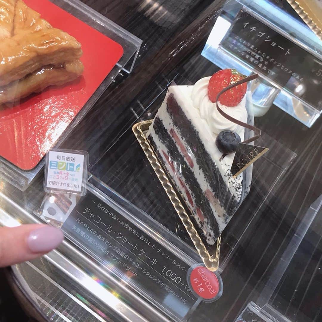 mahoさんのインスタグラム写真 - (mahoInstagram)「(*´꒳`*)🌸横にスワイプしてね👉 。 先日は… @poire.jp の#チャコールケーキ を買いに#北新地 店のお店へ🌸 。 。 いま @sumi_mizu_ の#チャコールウォーター  の#アンバサダー を務めていて… 。 。 その炭を使った#ケーキ が @poire.jp で販売 されてるの❤️ 。 。 先日はミント神戸のTV出演もしたよ(*´꒳`*)🌸 。 。 お店は#帝塚山 や#銀座 店にも ある有名な#ケーキ 屋さん❤️ 。 。 #パティシエ の @poire_tsujii さんも有名な 芸能人の方々とお知り合いで… 。 。 かなり有名な方です(*´꒳`*) 。 。 また後ほど写真色々載せます！ 店内はすっかり#ハロウィン 🎃仕様に❤️ 。 。 もう外観も内観も凄く綺麗で した(　≖´౪≖｀) 。 。 。 。 。 。 。 。 。 。 。 。 。 。 。 、 。 。 #fashion#shooting#fashionmodel  #ootd#cake#美味しい#ポアール#洋菓子#タピオカ#肉 #トレーニング#gym#格闘技#fitness#パーソナルトレーニング #美容#ヘアスタイル#食べ歩き #梅田#東京#三宮」9月18日 19時01分 - i.0ff1cia1._.m.ah.0
