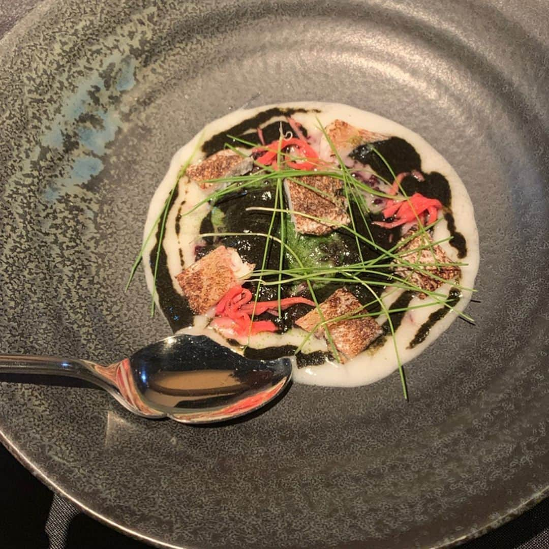 satomiさんのインスタグラム写真 - (satomiInstagram)「外苑前にある『iCas storia』🇮🇹ㅤディナー🍽 このお店ねナチュラルローソン内に あるんだよ˶⍤⃝˶꒳ᵒ꒳ᵎᵎᵎ * * イタリアンと和食を融合したお料理や完全無肥料・無農薬の「たんじゅん野菜」頂けるお店🍽 * * シェフはジョブチューンにも出てる有名な方で とてもテレビより気さくで笑顔のステキなシェフ👨‍🍳 * * ✼••┈┈┈┈┈┈┈┈┈┈┈┈┈┈┈┈••✼ 今回のテーマは『福井県』メニュー🍆 * ●たんじゅん野菜の冷製スープ ●野菜のパフェ仕立て ●お寿司のスープ ●福井県名物 へしこのお茶漬け風 ●自家製トリュフパン ●青森県産 塩谷さんの天然魚 ●九州産　黒毛和牛　渾身の自家製ハンバーグ　濃縮トリュフフォンドヴォーソース ●若狭牛のモッツァレラチーズ 小堂さんの手作り豆腐 フランス産栗 木苺 マスカルポーネチーズ 苺ソース ✼••┈┈┈┈┈┈┈┈┈┈┈┈┈┈┈┈••✼ * * どれも美味しくてお野菜も新鮮🍅その中でも 自家製ハンバーグがすっごい美味しかった〜♡ そして栗好きにはたまらないこのスイーツ🥺✨ * * デートや女子会にぴったりなお店❤︎ ご馳走さまでした🍽 * * #icasstoria #イカスストーリア #たんじゅん野菜 #外苑前 #外苑グルメ #表参道グルメ #隠れ家 #デート #女子会 #ジョブチューン  #フュージョン  #さとみのグルメ記録  #イタリアン #ハンバーグ #食欲の秋」9月18日 19時02分 - saatoomii47