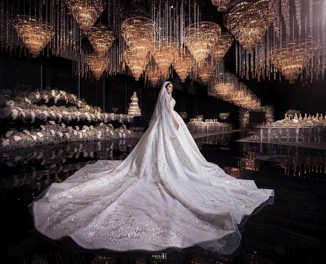 Wedding ?さんのインスタグラム写真 - (Wedding ?Instagram)「An amazing photo captured by @emiliobphotography ❤️ bride: @_marytawil 👰🏻 . . . . . . . .  #dress #makeup #hairstyle #vestido #weddingdecor #decoracaocasamento #justmarried #weddingtrends #wedding #bride #bridetobe #noiva  #vestidodenoiva #weddingdress #weddinggown  #casamento #honeymoon #luademel #destinationwedding#weddinginspiration #royal #royalwedding #recife #saopaulo #ny #london #weddingideasbrides」9月18日 19時03分 - weddingideas_brides