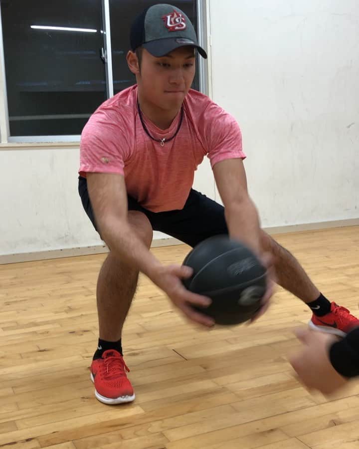 伊藤大海のインスタグラム：「股関節ドリル② 左右20〜30 ポイントとしては、膝がつま先より 先行しない事。 且つ、これ以上落ちないポジションで固定。パワーポジションをキープ メディシンを掴む時にさらに押し込みます。」