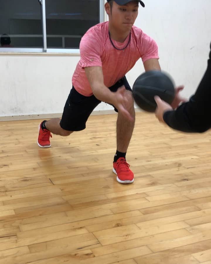 のインスタグラム：「股関節ドリル③ 回数も同様で。 ランジ態勢から②と同様につま先より出ない位置でこれ以上落ちないポジションをキープ。 後ろ足にはほぼ体重が乗ってない状態です。  最近は後ろ足を台に乗せる方法をとって よりピッチングに近づけています。」
