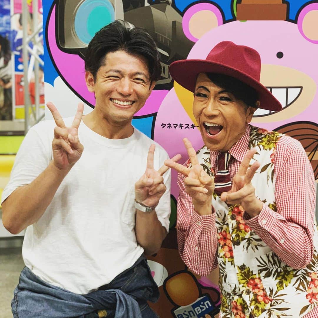 のインスタグラム：「今夜も始まった水曜見ナイト✨ スタジオゲストはなんと さとちんさん！！！ 今日はご挨拶だけですが 短い時間でも楽しかったです！ カルテット、待ち遠しいです✨  #タレント #歌手 #ラジオパーソナリティー #永遠の28歳 #さとちん  さん  #新番組 #3時のカルテット #水曜パートナー  #bsn #ゴールデンタイム #水曜見ナイト #OA中 #特集 #ラーメン #カレー  #新潟放送 #アナウンサー #稲刈り #また焼けた #工藤淳之介」