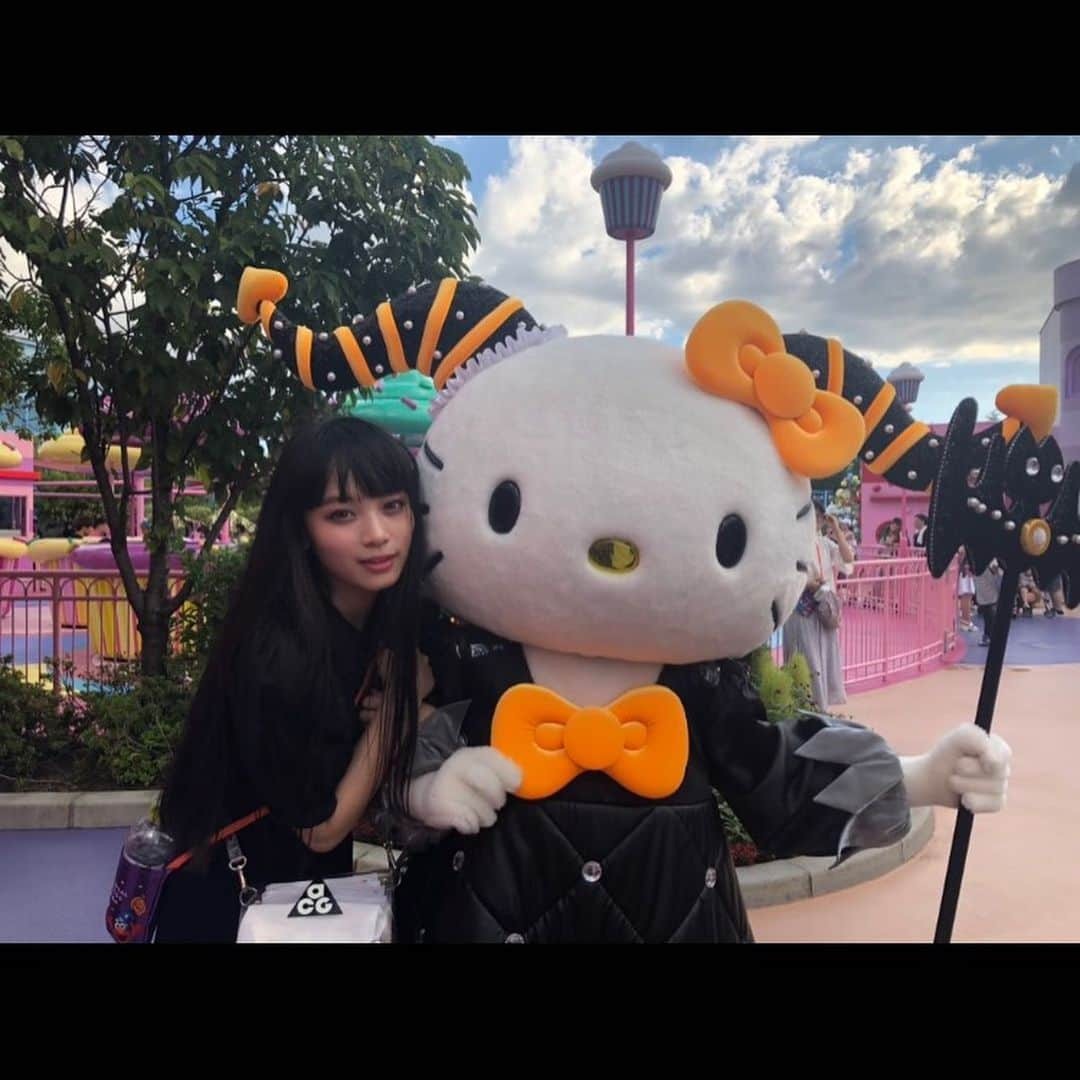 ゆらさんのインスタグラム写真 - (ゆらInstagram)「るうこと「JCB presents ユニバーサル･スタジオ･ジャパン　ハロウィーン貸切キャンペーン2019」 にご招待されてキター！ 18時30分からの貸切で乗り物もスイスイッと乗れました！ 沢山沢山乗れて楽しかった〜〜😉 ザ・フライング・ダイナソーはモノホンで一番好きだな〜 ハロウィンの時に行きたかったからすごく良いタイミングで行けたし、何よりハロウィン仕様のキティちゃんに会えて本当に心奪われたよ💜  JCBのカードを持っている方は、24日から来年のキャンペーンに応募できるようなので是非ともチェックして欲しいです🤗  #PR #USJ貸切  #JCB貸切  #ユニバ  #USJファン #貸切 #USJ」9月18日 19時09分 - yura_pk