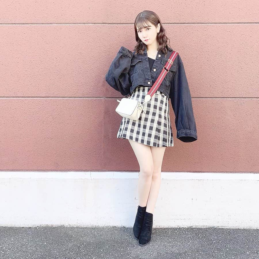 五十嵐茉優さんのインスタグラム写真 - (五十嵐茉優Instagram)「ㅤ #まうしふく 🧶🍂 ㅤ jacket & skirt  #an_na_official  tops  #noela  bag  #mossel  boots  #cestcool  ㅤ これ撮った日涼しかったから とっても飽きっぽい服になりました🧸 ショートブーツまでおろしちゃった！ @cest_cool_jp のやつです！ 今割引中みたいだよ (´～`) ♡ ㅤ 個人的にすご〜く気に入ってるのが @mosselnewyork のポシェット！ エンジのストラップがおしゃれで 長く使えそう♡ ㅤ #きょコ #いつコ #コーディネート #秋コーデ #セットアップ #ポシェット #ポーチ #ショートブーツ #デニムジャケット #韓国ファッション #プチプラコーデ #mineby3mvt #ロカリ #ルーファ #ponte_fashion #mosselny #mosselnewyork #モシェル #モシェルニューヨーク #かわ育 #ray公認インフルエンサー #larmedolls」9月18日 19時22分 - mau08us