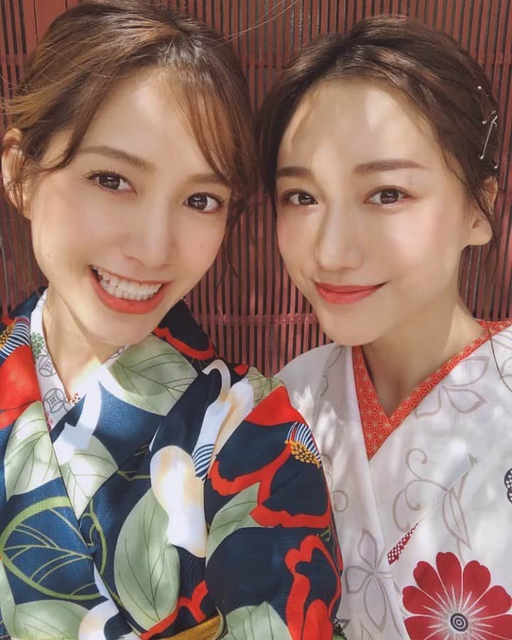 のインスタグラム：「@myfav_jp さんのお仕事で 金沢に来ております🏵 相方は @chanmi_324 ❤︎ お着物着せて頂き、ひがし茶屋街を散策しながら お茶室は国重要文化財の志摩にて 和菓子とお茶頂きました🍵☺️ 今日は天気も良くて風が涼しくて古民家に通る風が気持ちよすぎました〜  他にも写真には載せれないほど沢山の 素敵な観光地を巡らせてもらっています 明日も有名どころに行けるのが楽しみです🎪☺️ . #女子旅#金沢#ひがし茶屋街#着物#散策#金沢カフェ#マイフェバ#kanazawa#travel#kimono」