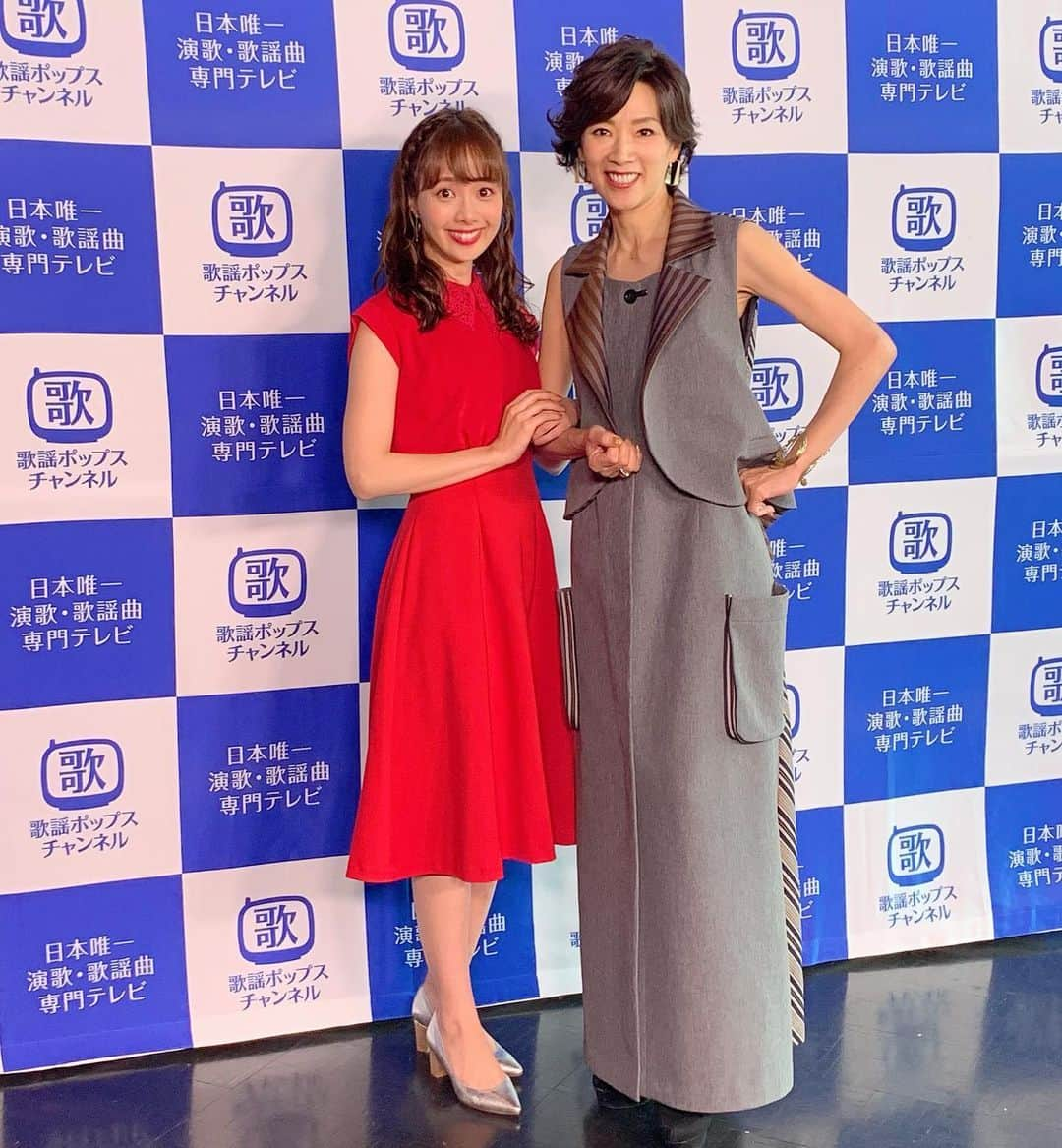 妃海風さんのインスタグラム写真 - (妃海風Instagram)「真琴つばささまと。。 腕を組んでるひなみーーーーー！！！😭😭😭😭😭💖💖💖💖💖💖 . 夢がひとつ叶いました。 真琴つばささんとお仕事をご一緒させて頂くことができました😭✨✨ . 真琴つばささんは、私が幼い頃からずっと憧れていたスターさん。 ビデオも擦り切れるほど見ていましたし、真琴さんの私服や喋り方まで研究して真似ていたくらい、憧れていた方です。 . まさか、こんな日が来るとは。。😭✨ 生きててよかったねぇ😭 . こちらは、歌謡ポップスチャンネル「真琴つばさpresentsすみれ女子会」の取材を受けたときの写真なのですが、その取材の最後、手をすっと出して下さり、腕を組んくださった真琴さん！！😳✨✨ 初めて宝塚を観劇したときに私は、興奮して鼻血を出したのですが（ちなみに月組公演バロンの末裔冒頭シーン。）、またしても鼻血でる！寸前でした！！！笑 . 憧れの真琴つばささんとお仕事させて頂き、お人柄に触れ、お仕事に対する姿勢を近くで見させて頂き、より、憧れは大きくなりました😌✨✨ しあわせなことです😌 . またまた素敵な、最高の経験をさせて頂き、ハートが満たされてました！💖✨ そのハートで、明日も一生懸命がんばろう！！！ . 歌謡ポップスチャンネル 「真琴つばさpresents すみれ女子会」 11月3日（日）21時から https://www.kayopops.jp/info/20190911/ . ぜひ、ご覧になってください😌✨💖 . #真琴つばさ さん . #真琴さん宝塚時代 #入り待ち出待ちでお手紙渡したかったのですが、 #どうやってあのお手紙お渡し列に入っていいのかわからなくて #遠くからみていた小学生のふーちゃん。笑 #今日、夢が叶いました。 #出待ちしてお手紙渡せた！笑 #優しく受け取って下さいました😌」9月18日 19時23分 - fuhinami_official