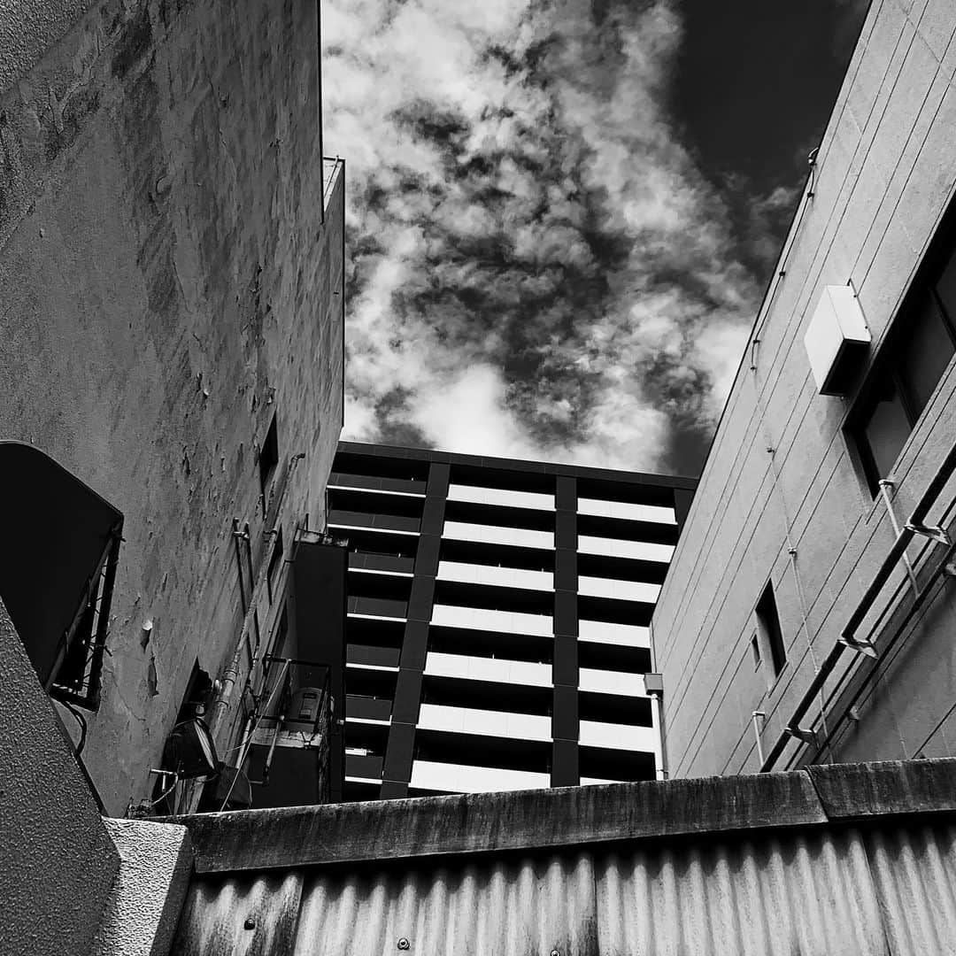 naotakeのインスタグラム：「青空 - A blue sky / iPhone XR + Snapseed, 20190919 . . 明日からは「いきなりステーキ」のお客様感謝祭だとかで、胃袋の休まる暇がない。 . . #spicollective #royalsnappingartists #infamous_family #rsa_main #infinity_photo_cult #ray_vip #jp_gallery #jp_gallery_bnw #trb_bnw #wp_bnw  #bnw_life #bnwlife_member #bnw_life_shots #bnw_captures #world_bnw #top_bnw #team_jp_ #team_jp_モノクロ #ig_energy_bw #ig_nihon #streetphotographybnw #igersjp #blackandwhite #bnw #bnwphoto #monochrome #bw #bnwphotography #ShotOniPhone #shotoniphoneXR」