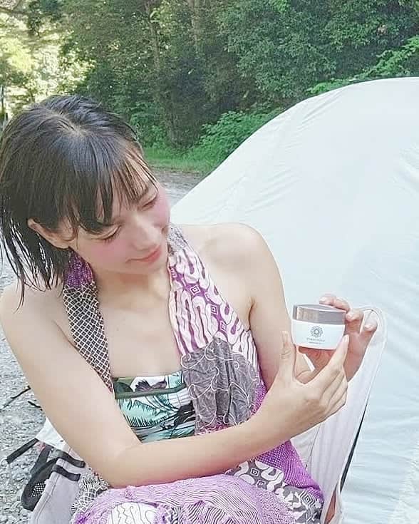 芳美リンさんのインスタグラム写真 - (芳美リンInstagram)「旅やキャンプの時のスキンケアは、 やっぱりオールインワンがらくちん☺️ たっぷり潤って、しかも、アウトドアでの紫外線ダメージによる乾燥ケアもバッチリ👏  夏に受けたダメージをしっかりケアして、引き続きアウトドアライフ楽しみます🎵  @perfectone_info #パーフェクトワン #パーフェクトワンモイスチャージェル #モイスチャージェル #オールインワンジェル #pr #スキンケア用品 #使い切りスキンケア #乾燥肌 #キャンプ#アウトドア#アウトドアコスメ#旅コスメ#青野原野呂ロッジキャンプ場#青野原」9月18日 19時27分 - lynn.lynn5
