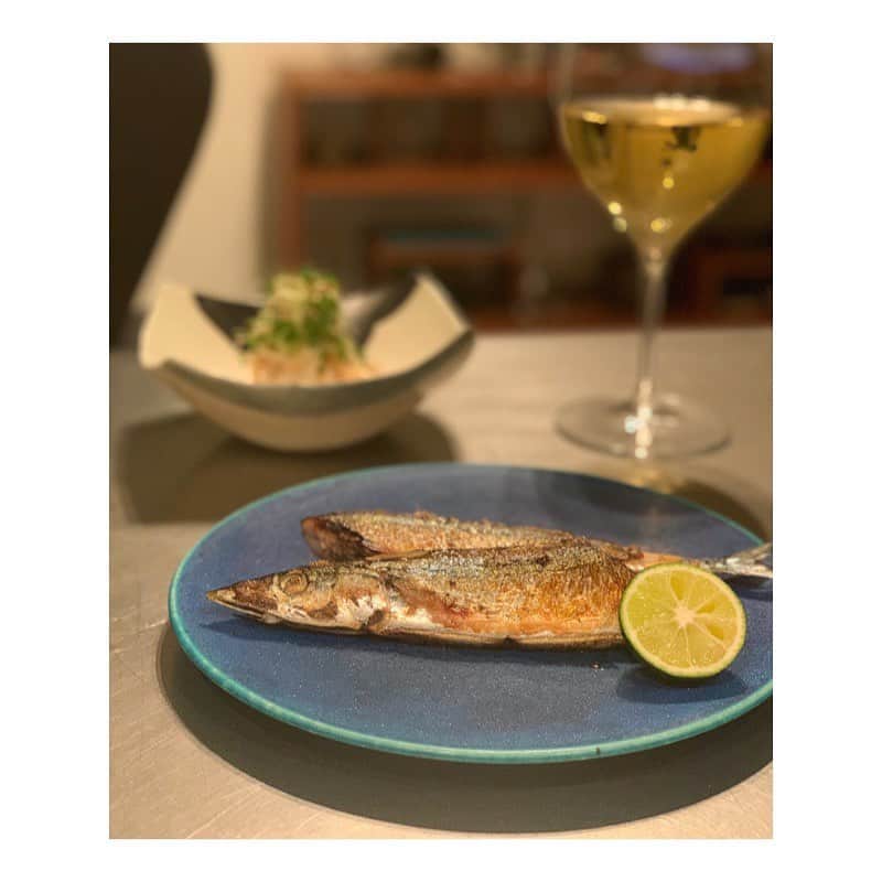 市橋有里のインスタグラム：「今年は秋刀魚が高〜い！！ということで今年初秋刀魚✨やっぱり地元徳島のすだちとの相性は秋刀魚が1番♪今日はココいち頑張ったお仕事だったので、好きな物を食べよーな日。白だしラバーにと、美味しい白だしをいただいたのでホタテのグリルと茗荷、クレソンスプラウトのお浸し。野菜不足は @atsushi_416  さんの豆苗のサラダのアレンジで一袋の豆苗を。明日もかけっこ教室がんばろー ・ #横浜市夢プロ #秋刀魚 #すだち #秋 #疲労回復 #白だし #白だしラバー @mika5nakayama ちゃん美味しいレシピ教えてくれてありがとう！ #小料理屋あり」