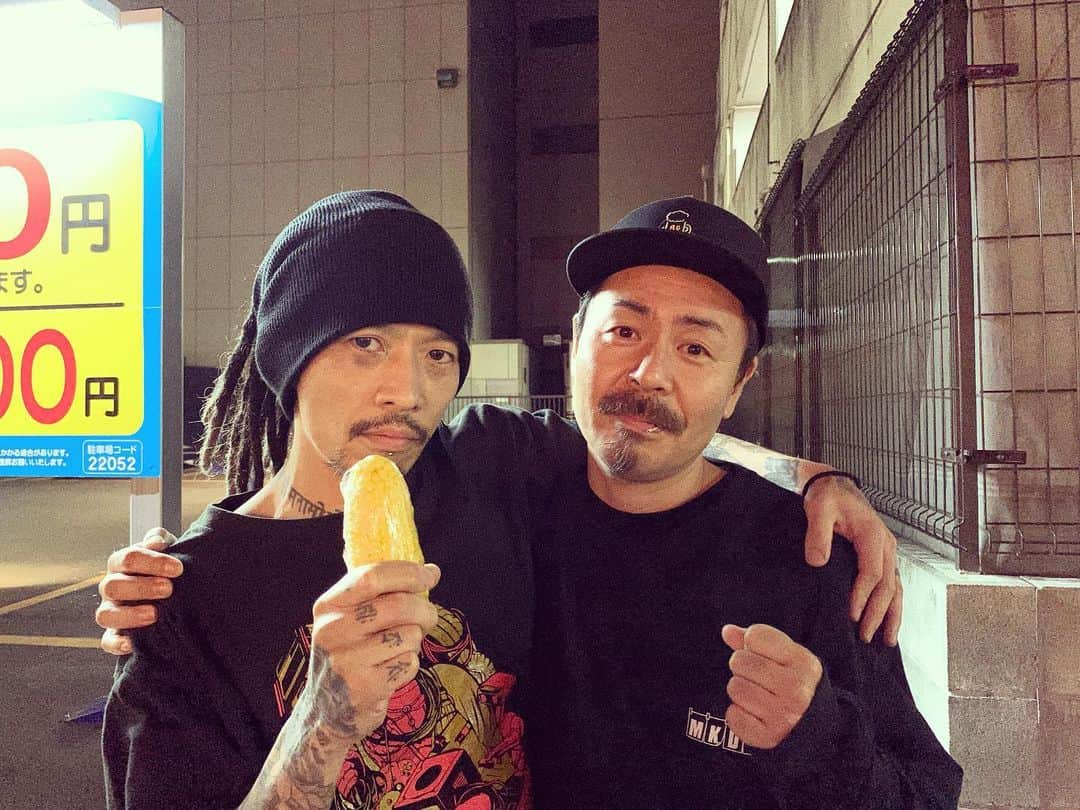 こーいちのインスタグラム：「仙台にて。 もはやフリー日本に住んでる説。  #ホルモンツアーに呼んでくれてありがと #進化し続けるバンドだなホント #そしてコレはアイスじゃなくて #とうもろこし」