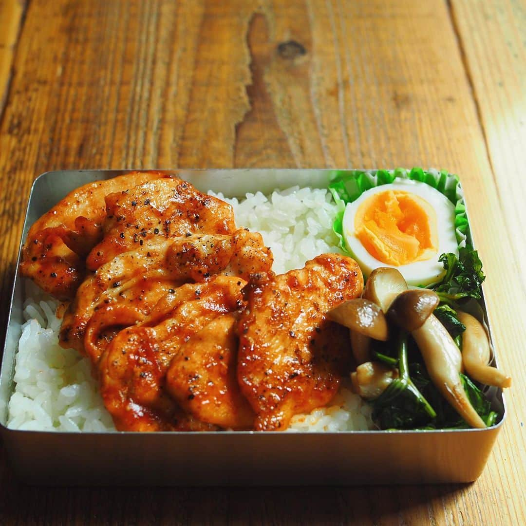 シンプルご飯が好き。さんのインスタグラム写真 - (シンプルご飯が好き。Instagram)「自分のお弁当。 鶏胸肉の旨辛ケチャップ焼き 空芯菜としめじの痛めたん 鶏ガラだしの味玉 ―――☞﻿―――☞﻿―――☞﻿𓃰⋆⋆ 前の日にスライスして軽く塩胡椒した胸肉は かるーーく片栗粉をはたいてから 副菜と一緒にじーーーっと炒めます。 片栗粉をつけるとしっとり仕上がって冷めても◎ 副菜を取り出して、味付けしても 5分ほどで出来ちゃう手抜き弁当。 最近はこんな映えないのばかり。 でもそれが好きだったりもするけれど。 グラム49円のムネ肉を50g 1束150円の空芯菜を1/10束 98円のしめじを1/5ほど卵は1個10円くらい。 おぉ…！ おかずだけで100円切ったぞ。 米は…いくらだろう。 ちと、寝ぼけて辛くしすぎたから 次回はちゃんと目を覚ましてから作ると決めました。 𓃰  旨辛ケチャップ焼きの分量は ケチャップ多めにウスターソースちょろっと ちっと砂糖にハバネロパウダーをパッパッパ！ 味見して辛い！ってなったら大成功す。 でも1番のコツは胸肉は焼きすぎないこと。」9月18日 19時39分 - heavydrinker