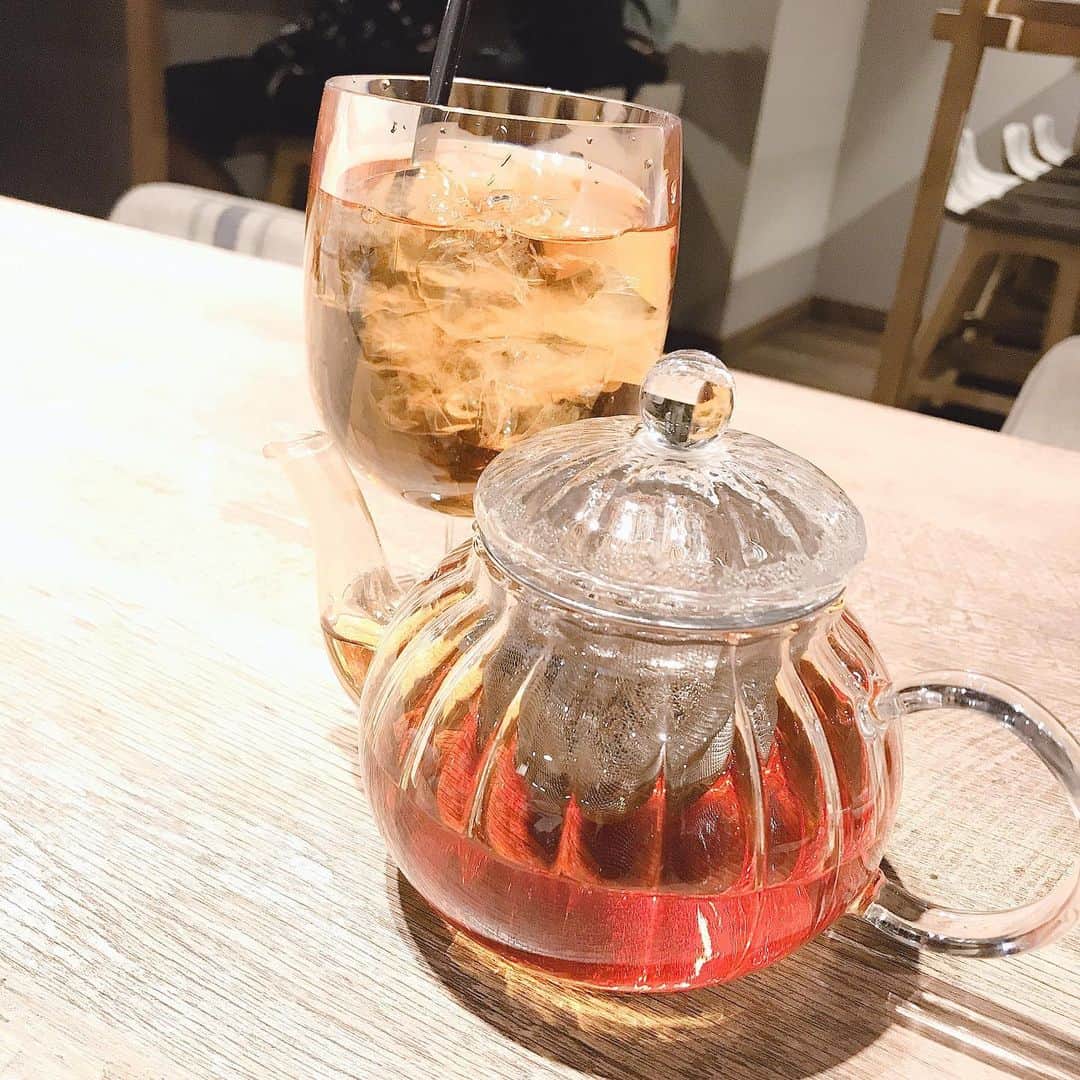 三田麻央のインスタグラム：「お洒落なお店沢山連れてってもらったよ🥺✨ しかし、映えをぶち壊す一口のでかさ🤦‍♀️ 頼むから小分けにして食べてくれ🤦‍♀️」