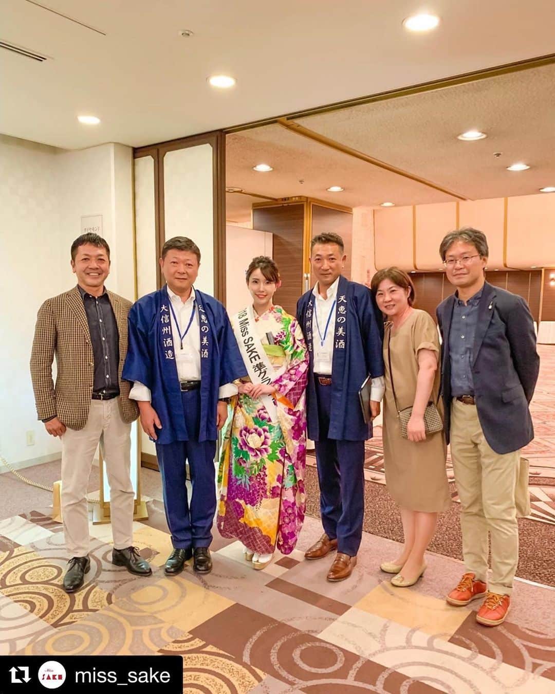 のインスタグラム：「#Repost @miss_sake with @get_repost ・・・ 皆さま、こんにちは。 2018 ミス日本酒 準グランプリ・長野代表の児玉アメリア彩です。  9月8日に「第5回 大信州 手いっぱいの会 in 東京」がホテルグランドパレス東京にて開催され、私は昨年に引き続きこちらの会にて司会進行を務めさせていただきました。  大信州様は、明治21年創業の長野県松本市の蔵元様で、主催されているこの「手いっぱいの会」は、長野県から始まり、今では各地で開催されている一大イベントとなっており、とくに今回の東京開催では、当初の応募をはるかに越える280名もの方が参加されました。  神保町・甲子屋5代目の小川聡さんより乾杯のご発声をいただき、この会のためだけに特別発注された「味わいグラス大信州バージョン」に、会の名前でもある「純米大吟醸 手いっぱい」が注がれ、いよいよ会が始まります。  立食式のパーティで進められた本会では、日本酒や仕込水を使ったお料理やデザートが振舞われました。グランドパレス特製の酒粕カレーなどがラインナップされたお食事の前には終始行列が絶えず、皆さま各々ペアリングを試したりと楽しんでいらっしゃるご様子でした。  尚、9月9日が長野県でのひやおろし解禁日ということで、大信州のひやおろしを、なんと世界で一番初めに参加者の皆さまがいただくことができる、といった特別なタイミングということ、そして大信州様のお酒の中でも特別なプレミアム酒「香月」シリーズ等、計11種類ものお酒が振る舞われ、  参加者の皆さまは平成最終酒造年度の大信州を存分に味わい、満喫していらっしゃるのを感じ取ることができました。 「蔵元に聞いてみよう！」のコーナーではさまざまなご質問が飛び交い、本年度の酒質について、具体的な造りについて等、蔵元の皆さまもたじたじになってしまうようなご質問も多く、さすがお酒好きの皆さま、お詳しくていらっしゃることに驚かされました。  もちろん、皆さまお待ちかねの大抽選会もたいへん盛り上がり、手ぬぐいやオリジナルTシャツ、日本酒等を手にした皆さまの表情は笑顔に満ち溢れていました。  尚、今回田中勝巳専務より大切な発表がなされました。  この度、大信州の新蔵が創設決定となったこと。そして、「新しいことを始めるときには全員で一丸となって集中すること」の考えに基づき、来年2020年度の「手いっぱいの会」は開催しないと決定したこと。  次のステップに進むためには我慢の時間が必要なのだというお言葉が印象的でした。  また田中隆一社長より最後にご挨拶をいただき、これまでの熱い思い、歴史、そして今後のお酒造りへの決意とその強いこだわりと思い入れに胸が熱くなり、同じ長野県民としてとても誇らしく感じさせていただきました。  大信州様は社員の皆さまそれぞれがとても仲が良い印象で、その影響もあり終始空気があたたかく穏やかな時間が流れており、大信州様のお酒のみならず大信州酒造様自身がお客様に愛されていること、そしてその理由を改めて目の当たりにできたような気がいたします。  大信州酒造様の思い溢れる素晴らしい会、そこに私もご一緒させていただけたことはたいへん光栄でした。  大信州酒造株式会社の皆さま、関係者の皆々さま、この度はこのようなあたたかい時間を共有させていただき心より感謝申し上げます。ありがとうございました。  新蔵の完成とさらなる繁栄をお祈り申し上げます。  2018 ミス日本酒 準グランプリ・長野代表、児玉アメリア彩 . . . . . . #ミス日本酒 #misssake #大信州手いっぱい #大信州手いっぱいの会 #大信州酒造 #グランドパレス東京 #長野酒」