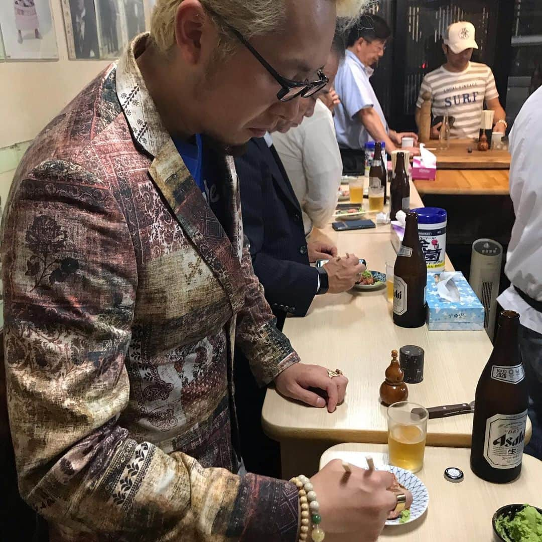 ハチミツ二郎さんのインスタグラム写真 - (ハチミツ二郎Instagram)「立飲み焼き鳥の名店。 つくねは何と生つくね！ めちゃくちゃ美味い。」9月18日 19時38分 - jirohachimitsu