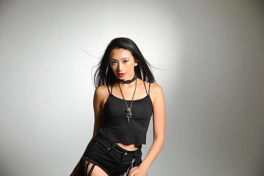 DJ JUICYのインスタグラム：「そうよ TRY ME  あなたをつつむ愛が待ってる  いまは TRY ME 悲しい思い消えなくても そうよ TRY ME あなたをみてる私を信じて もっとTRY ME 違う明日の夢をあげる〜  イメージはこんな感じです🎤💃🎶✨ 📸by @yukki_photo  #juicy#try#me#安室奈美恵#withスーパーモンキーズ」