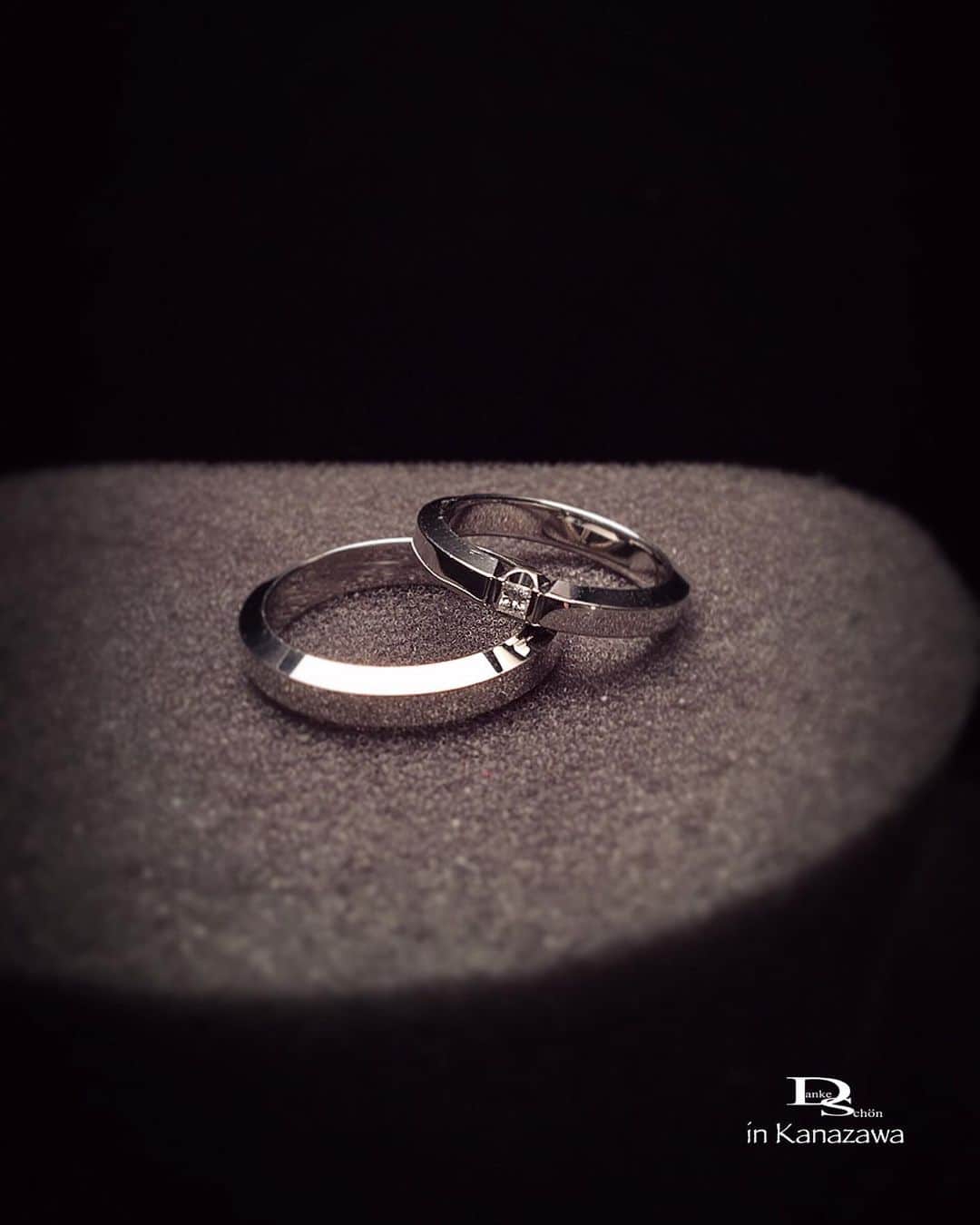 Danke schön ダンケ 金沢 結婚指輪 鍛造さんのインスタグラム写真 - (Danke schön ダンケ 金沢 結婚指輪 鍛造Instagram)「・ ・ ・ 今日はこの指輪が アピールして来ました🙌🏻 ・ ・ 皆さんも！Dankeで指輪を探す時は 是非！自己アピールしてくださいね🤗 ・ ・ じゃないと ・ ・ 全力でサポートしたいと思って お待ちしてますが ・ ・ アピールが無いと 何をどうしてあげたら良いのか 分からないです。 ・ ・ 単語でも 良いので遠慮なく 言葉を発してくださいね。 ・ ・ 《 例えば 》 ・コレ好き！😍 ・コレいまいち！🤔 ・太い！👊🏻 ・細い！😣 ・キラキラし過ぎ🤩 ・迷ってきた😱 ・もう少し選択肢が欲しい😁 ・ ・ どの言葉も店主にとっては 嬉しい言葉です。 ・ ・ こんな言葉でも Dankeの店主は理解出来るので お任せください🙌🏻 ・ ・ ・ 鍛造削り出し 🇩🇪クリスチャンバウアー 専門店 『  Danke schön 』 ・ • 営業時間 am11:00〜pm9:00 • 定休日: 木曜日 • 駐車場: 店舗前OK ・ ・ ・ ——Danke————————————— ▪︎トップページ 🔜 @danke2005 ———————————schön———— ・ ・ ・ ・ ・ #クリスチャンバウアー #ドイツ製 #christianbauer #ダンケ #金沢結婚指輪 #結婚指輪 #婚約指輪 #ネイル#2020春婚  #2019冬婚 #プロポーズリング#経年変化 #ブライダルリング  #福井結婚指輪 #ポルシェ #メルセデスベンツ #マリッジリング #ブライダル #切削 #ブライダルフェア #結婚記念日 #クリスチャンバウアー金沢 #ポリッシュ  #結婚指輪金沢  #結婚指輪選び #結婚準備  #富山結婚指輪 #鍛造リング #再婚  #メンズリング」9月18日 19時42分 - danke2005