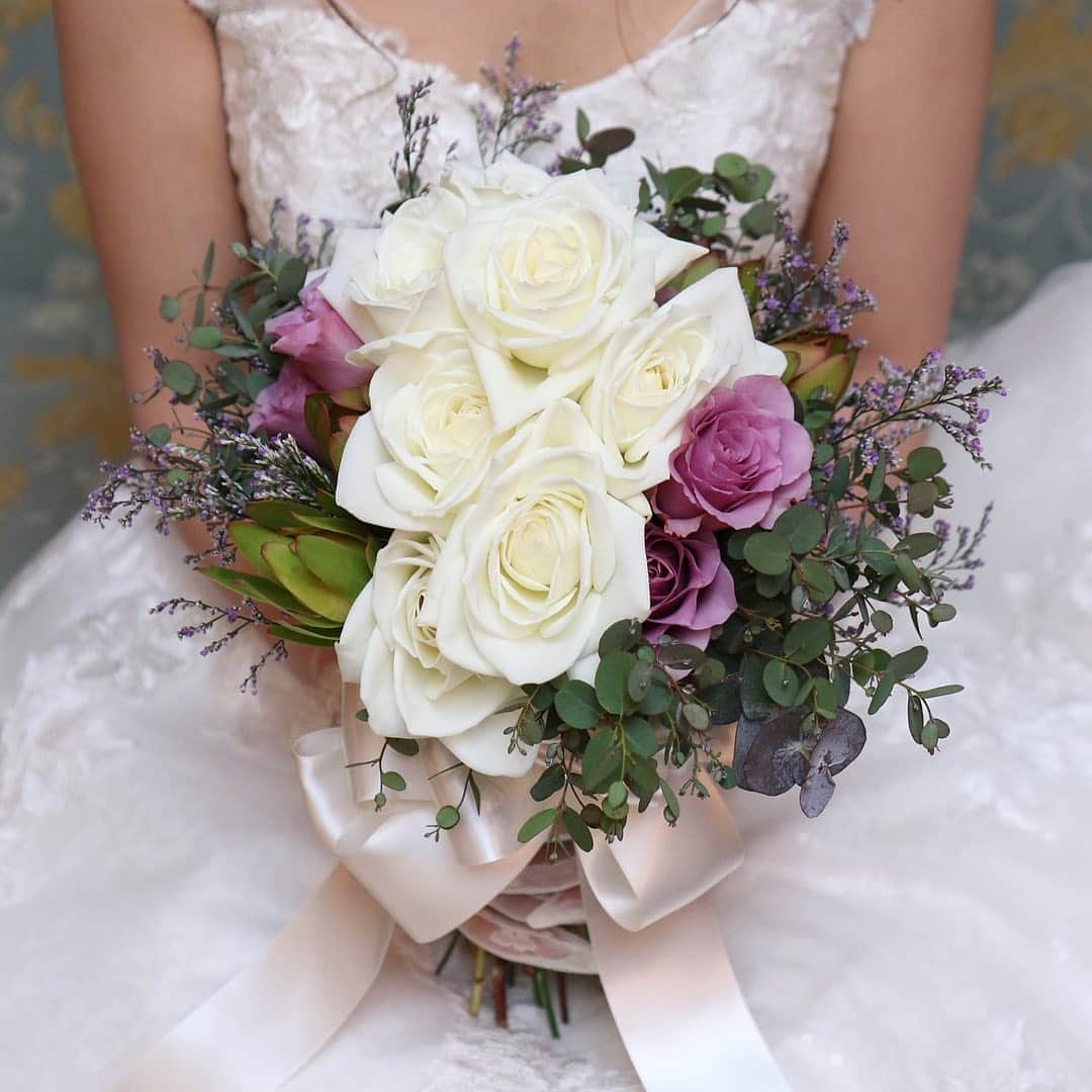 ホテルモントレウェディング【公式】 のインスタグラム：「♥ ￣￣￣￣￣￣￣￣￣￣ @montereyweddingをフォローして 『 #モントレ花嫁 』『 #ホテルモントレ』の タグをつけて投稿してくださいね＊*. ・ ホテルモントレ大阪 @monterey_osakaの #卒花嫁 @iwa_kuru6 さまより 素敵なお写真をリグラムさせていただきました！ ・ クラシカルで上品なブーケ❁ ドレスやヘアアクセサリーのクラシカルな 雰囲気に合っていて素敵です♡ ・ #モントレ #モントレ花婿 #プレ花嫁 #卒花 #marry花嫁 #dressy花嫁 #farnyレポ #プラコレ ﻿#maricuru #dressy花嫁 #日本中のプレ花嫁さんと繋がりたい #ウエディングニュース #flower #ウェディングドレス #dress #結婚式 #披露宴 #結婚式場 #2019年秋婚 #2019年冬婚 #ホテルモントレ大阪 #モントレ大阪 #大阪 #ブーケ #ウェディングブーケ #カラーブーケ #bouquet」