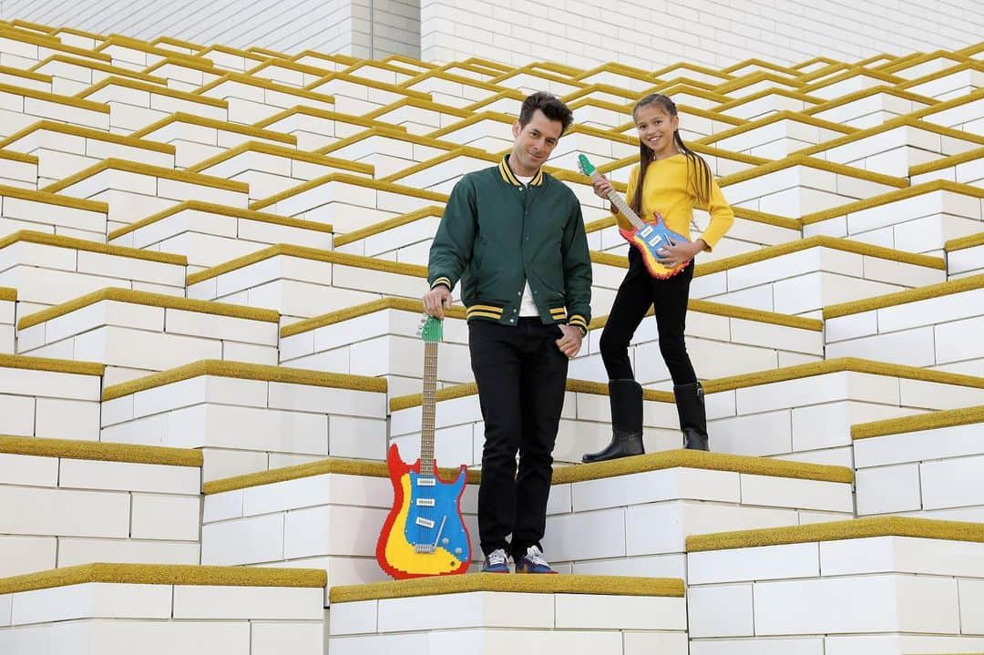 LEGOさんのインスタグラム写真 - (LEGOInstagram)「We’ve been busy! This week @iammarkronson and the inspiring @handsolo99 visited us for the exciting launch of #RebuildTheWorld, celebrating the power of play to fire up children’s creativity ✨😊」9月18日 19時58分 - lego