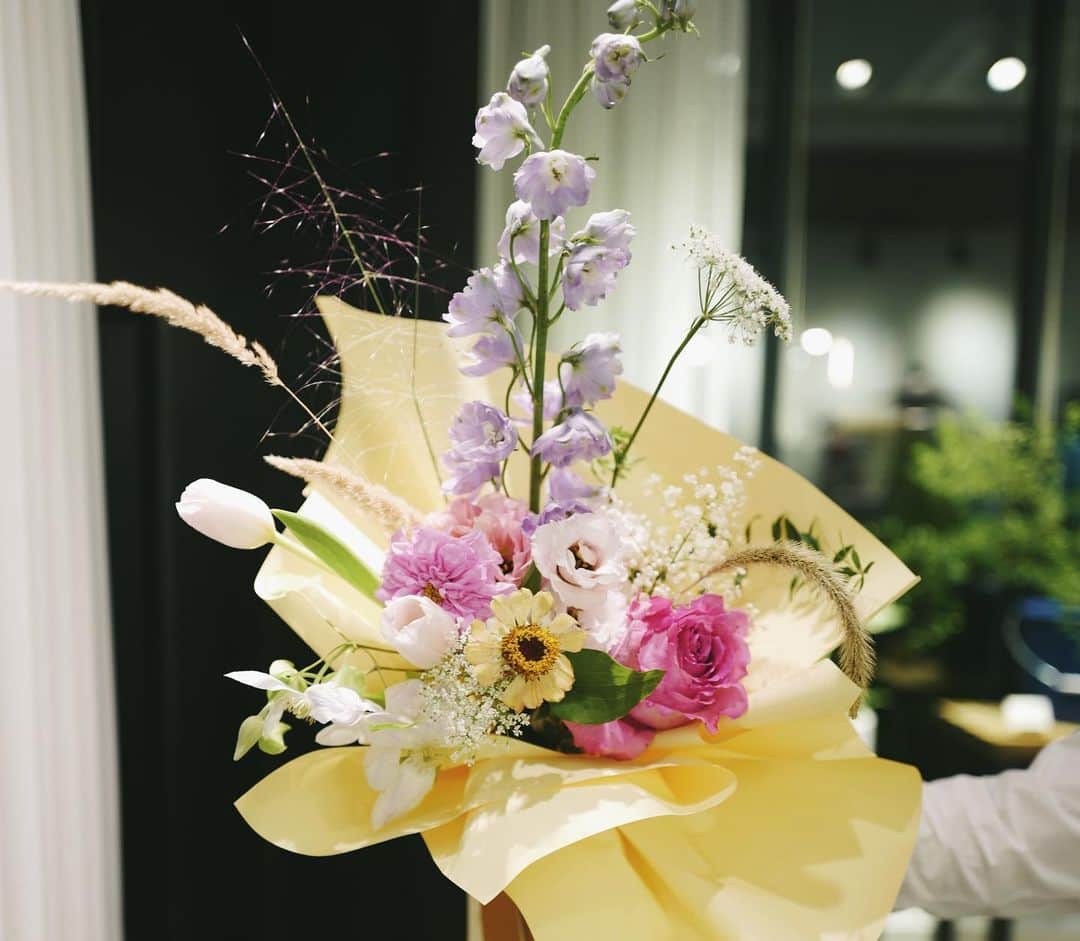 JF flower Shopさんのインスタグラム写真 - (JF flower ShopInstagram)「Test1 !! 단가부터 색감 디자인 까지 스스로 해보는 수업 👏🏻👏🏻 . . . .#2019jfflowershop #jfflowershop #flower #florist #floral #flowerlesson #koreanflorist #flowerstagram  #koreanflower  #웨딩부케 #플로리스트 #플로리스트수업 #핸드타이드  #범계플라워레슨 #꽃꽂이 #플라워레슨 #꽃꽂이수업 #안양꽃집 #범계꽃집 #평촌꽃집 #과천꽃집 #인덕원꽃집 #동편마을꽃집 #포일동꽃집 #내손동꽃집 #의왕꽃집 #花#花艺设计」9月18日 19時57分 - jfflowershop